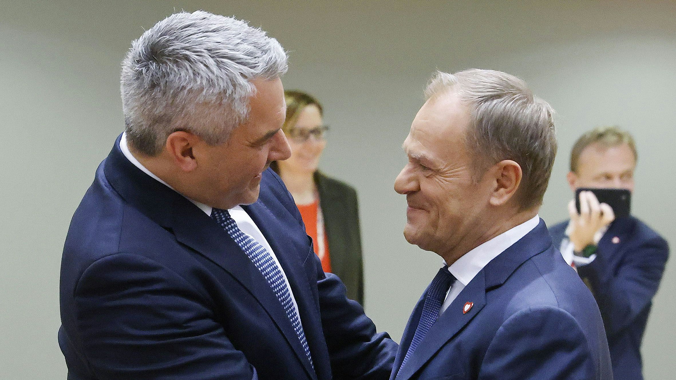 Karl Nehammer (ÖVP) und der polnische Ministerpräsident Donald Tusk beim EU-Westbalkan-Gipfel in Brüssel.