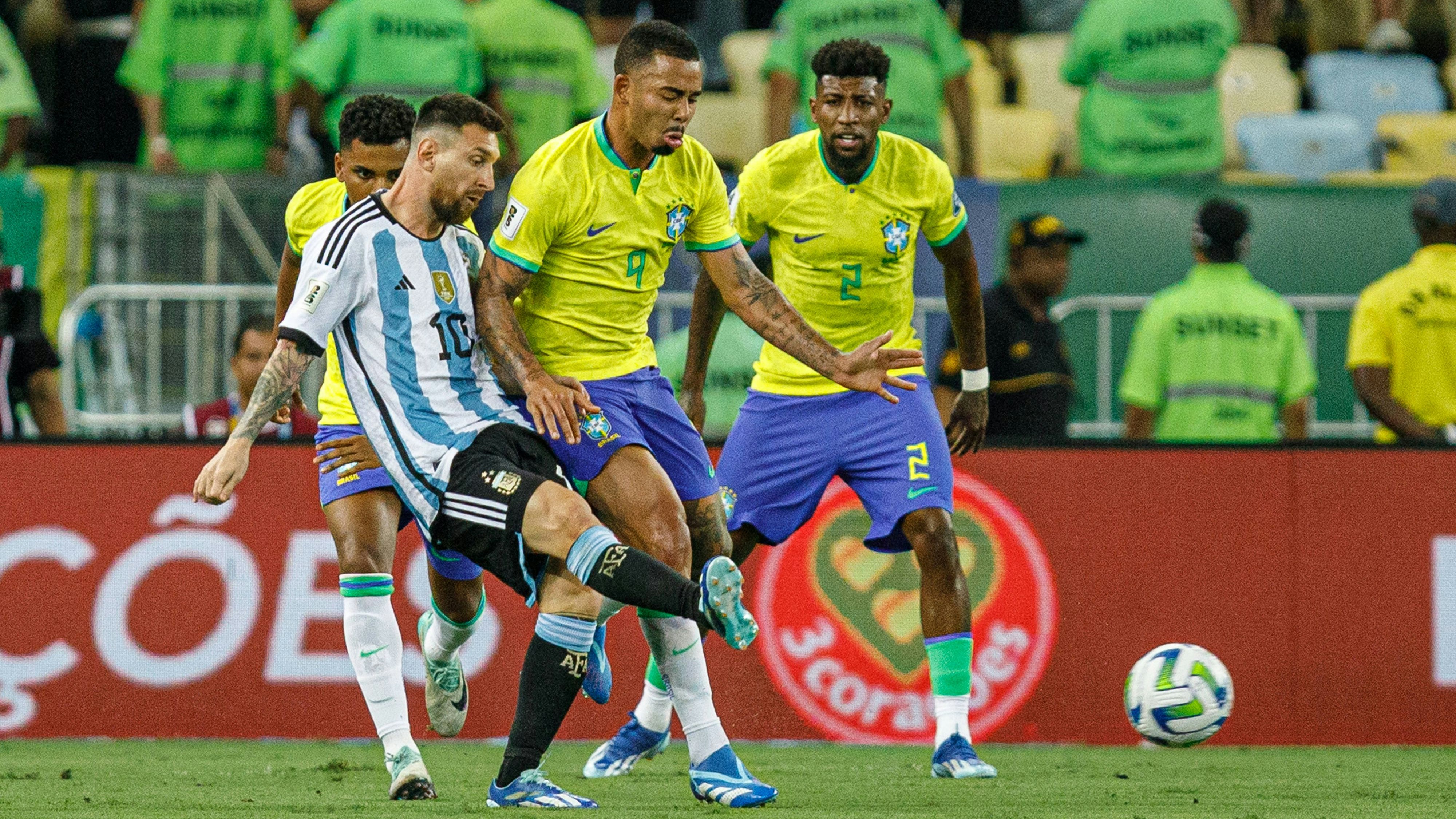 Spieler wie Weltfußballer Lionel Messi wechselten in die USA, die Spielerberater verdienen mit.