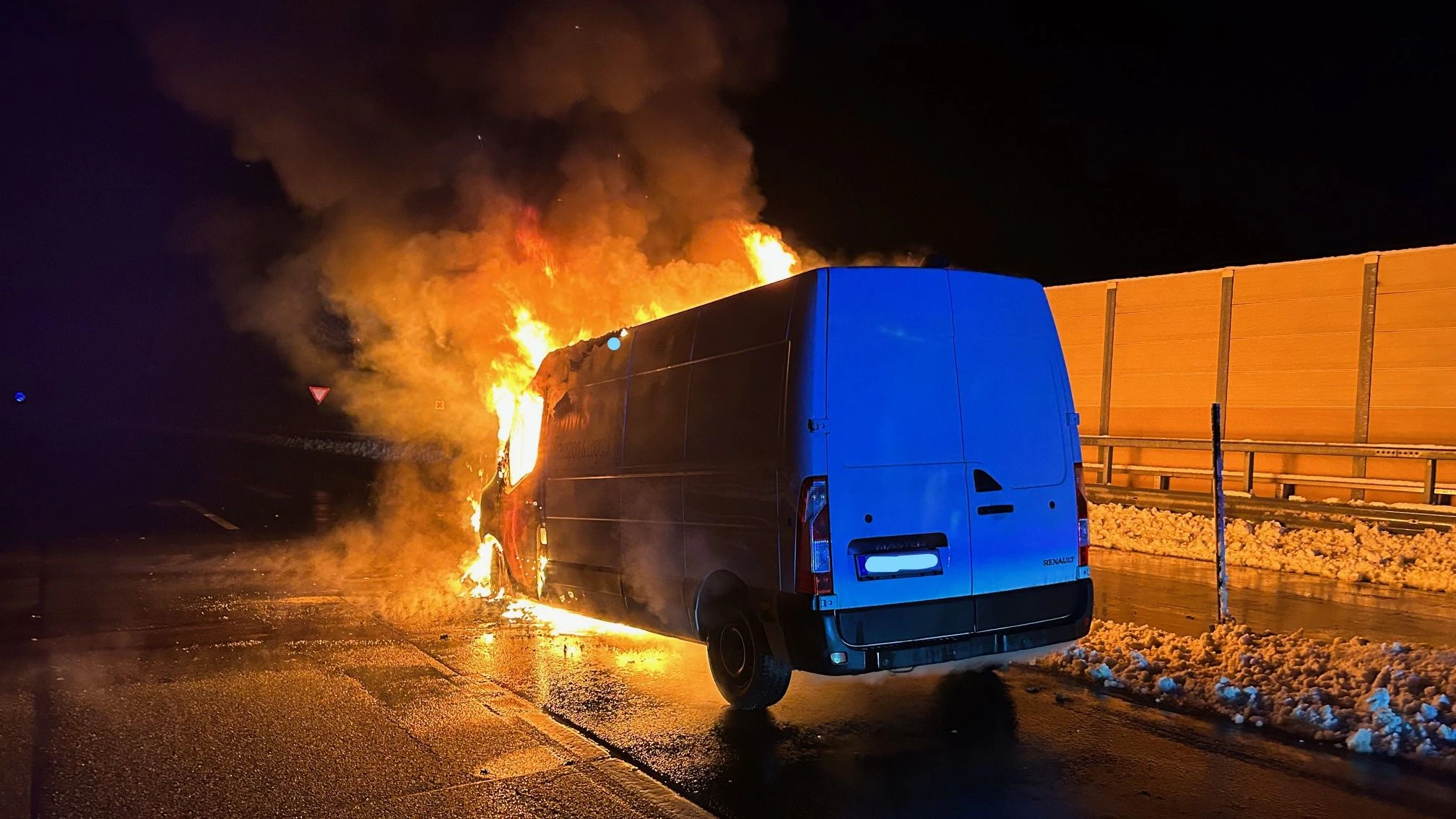 Plötzlich stand das Fahrzeug in Vollbrand. 