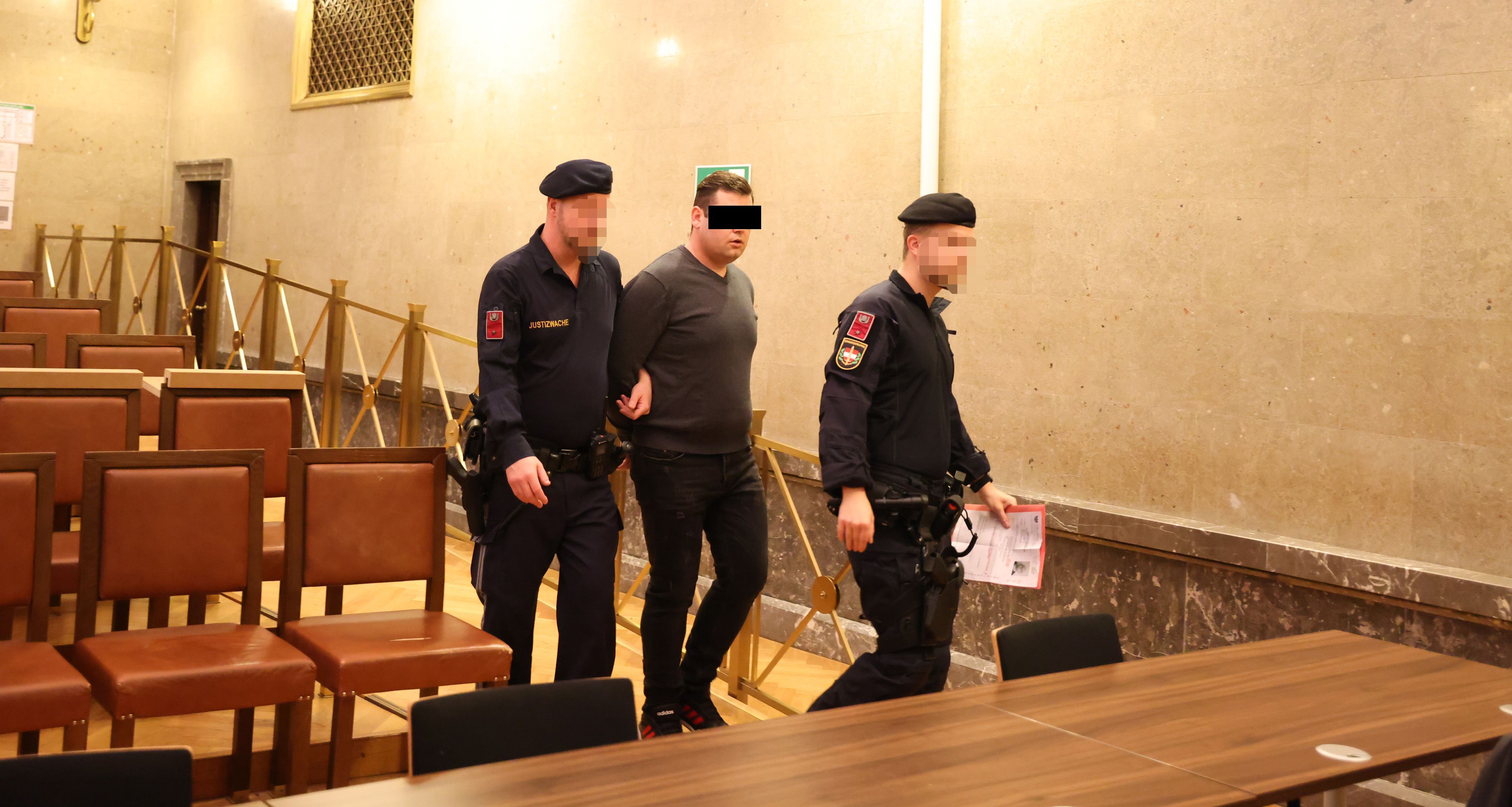 Der 33-jährige Angeklagte bekam in der U-Haft Medikamente, wurde eingewiesen.