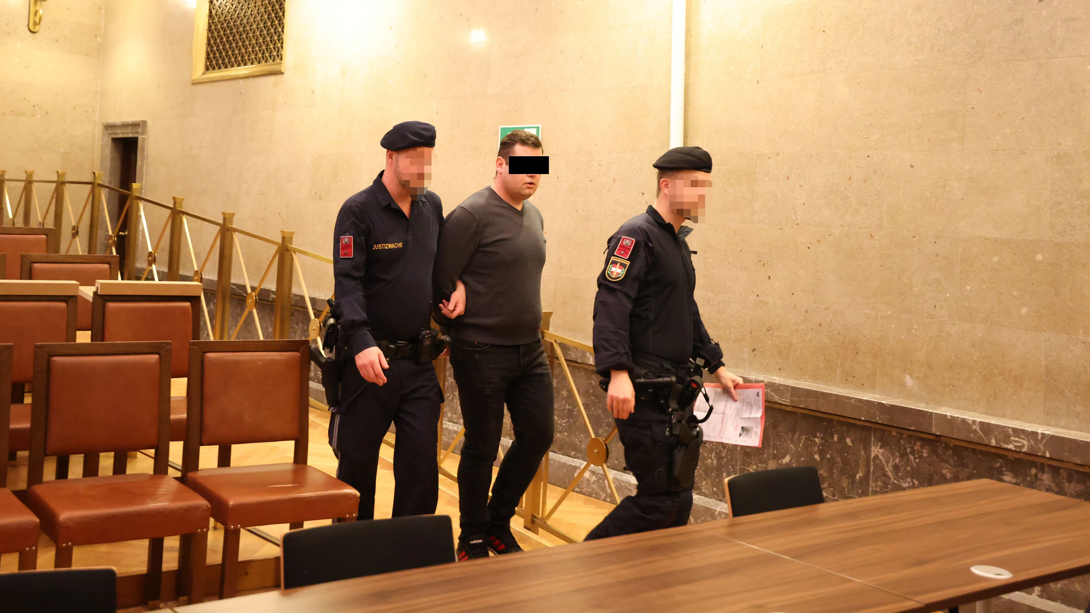 Der 33-jährige Angeklagte bekam in der U-Haft Medikamente, wurde eingewiesen.