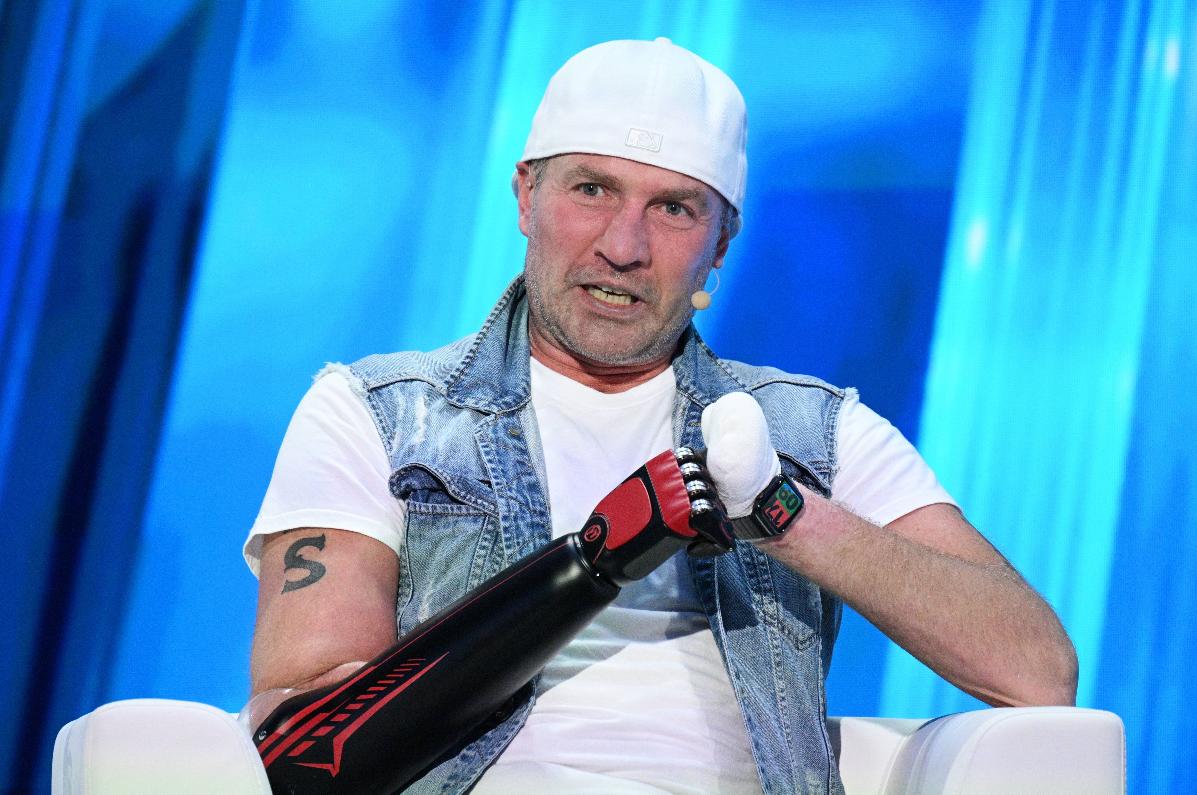 Ex-Eistänzer Roman Kostomarov wurden Arme und Beine amputiert.