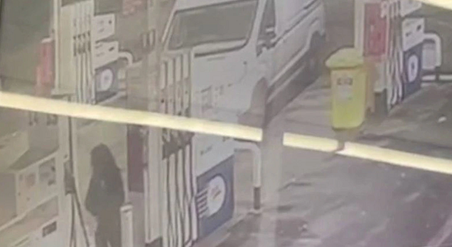 Die Frau stieg an einer Tankstelle in den unbeaufsichtigten Lieferwagen und brauste davon.
