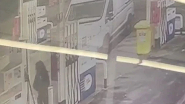 Die Frau stieg an einer Tankstelle in den unbeaufsichtigten Lieferwagen und brauste davon.