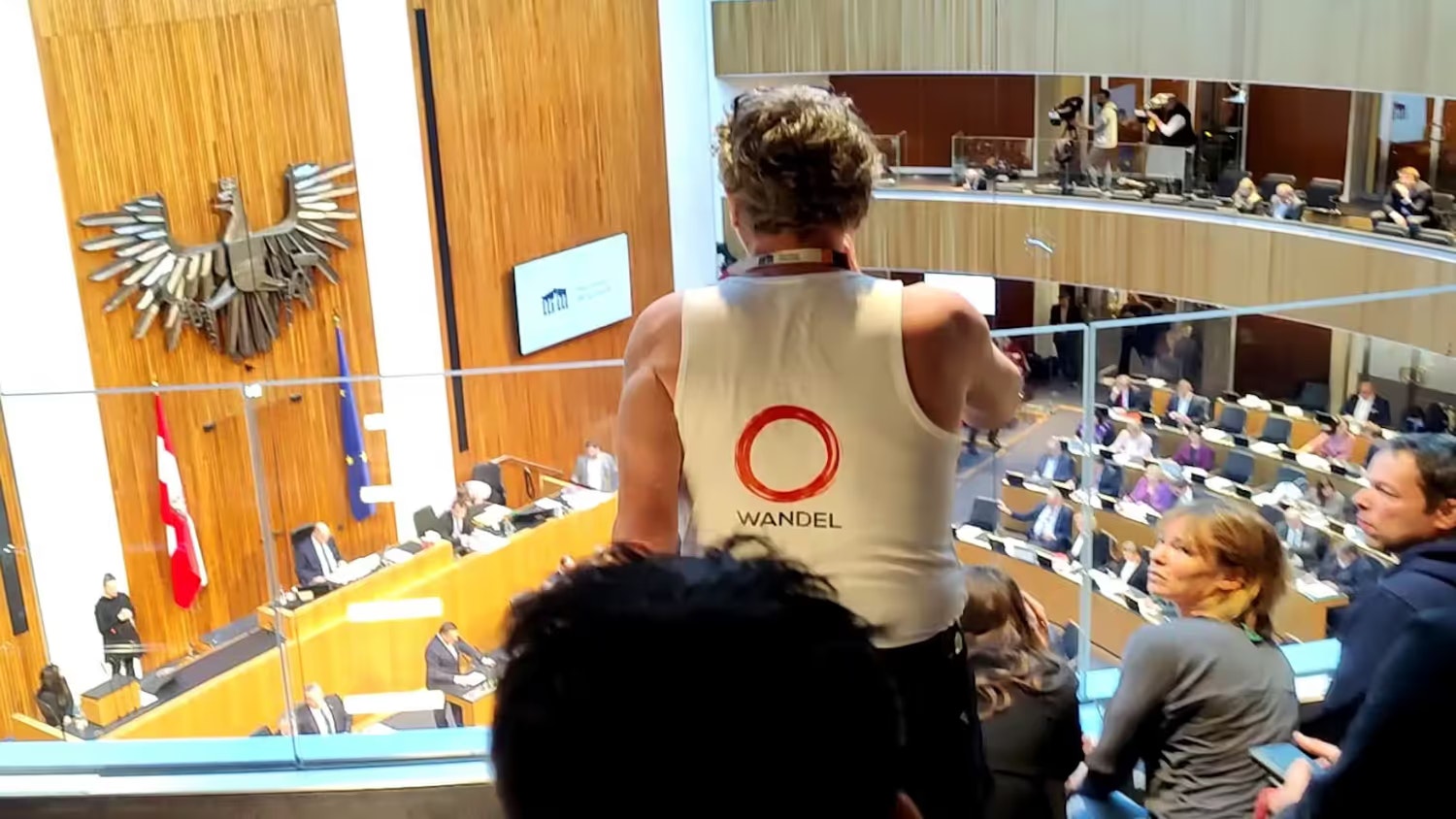 Wandel-Mitglied und Mindestpensionist wirft "letztes Hemd" von Zuschauertribüne im Parlament.