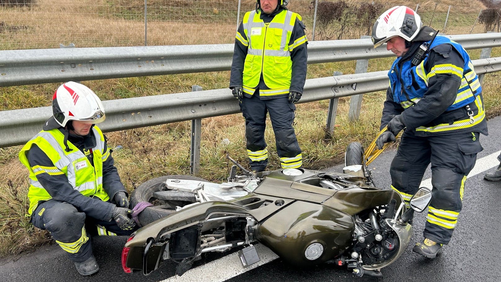 ... kümmerten sich im Anschluss um die Bergung des Motorrads.