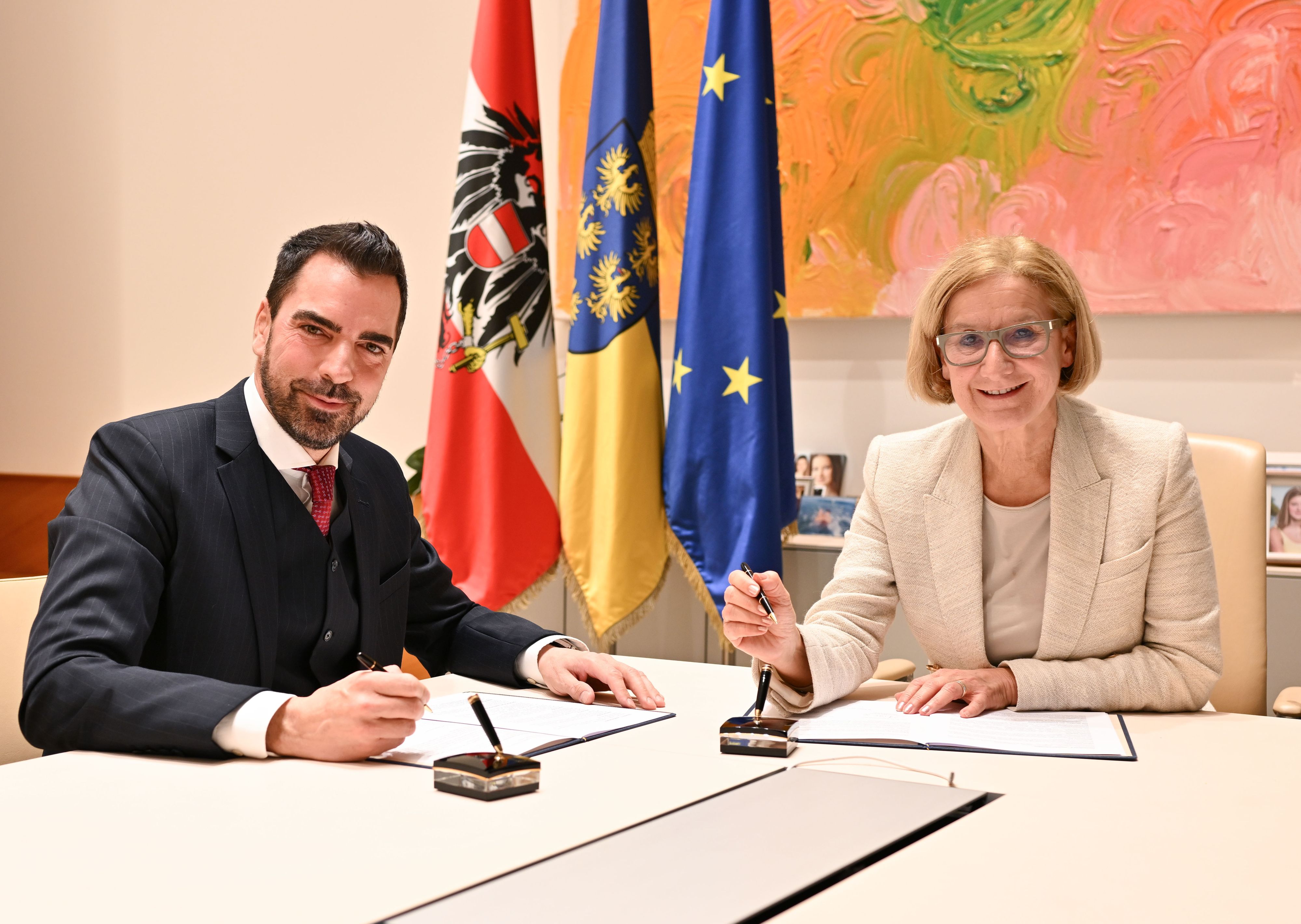 Kari Ochsner (li.) und Johanna Mikl-Leitner unterzeichneten ein Standortabkommen, das die Industrie in NÖ stärken soll.