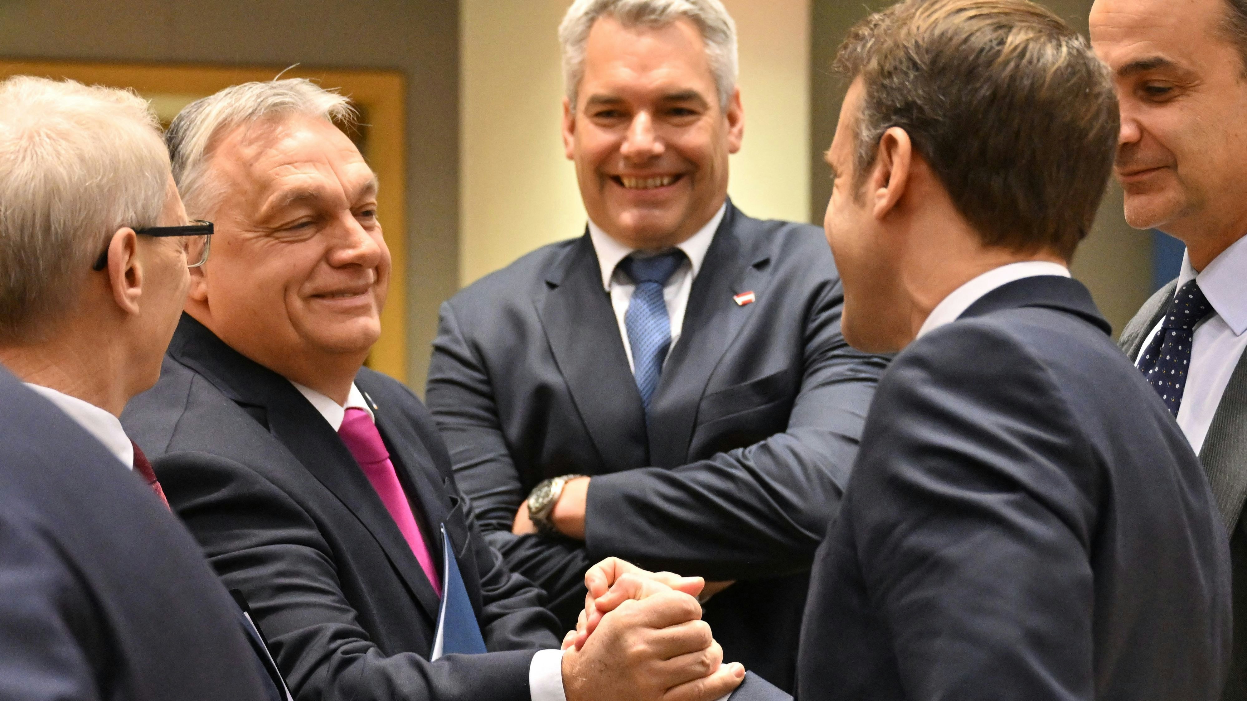 Download von www.picturedesk.com am 14.12.2023 (19:11).  TOPSHOT - Hungary's Prime Minister Viktor Orban (CL) and France's President Emmanuel Macron (CR) shake hands ahead of a roundtable meeting of the European Council at the European headquarters in Brussels, on December 14, 2023. EU leaders are meeting in Brussels in what is seen as an opportunity to reaffirm the EU membership's perspective of the Western Balkans. The crunch summit in Brussels, which diplomats fear could drag on longer than the two days planned, comes as fears mount over Western backing for Ukraine nearly two years into Russia's war. (Photo by Miguel MEDINA / AFP) - 20231214_PD8441 - Rechteinfo: Rights Managed (RM) Nur für redaktionelle Nutzung! Werbliche Nutzung erfordert Freigabe: bitte schicken Sie uns eine Anfrage.