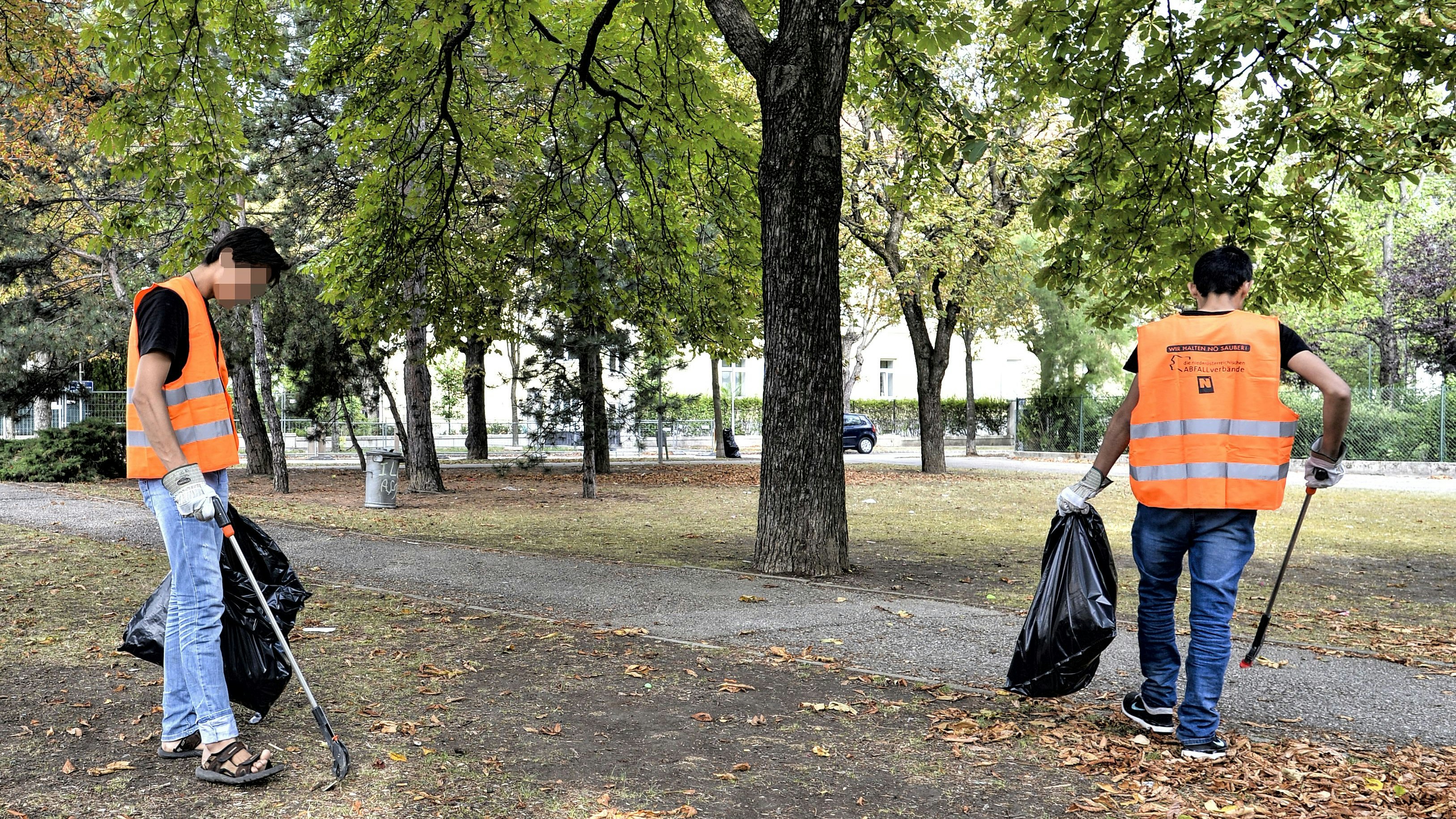 Sollen Asylwerber künftig verpflichtend gemeinnützige Arbeit verrichten? Schon 2015 gab es in Traiskirchen unter dem damaligen Bürgermeister und nunmehrigen SPÖ-Chef Andreas Babler ein Projekt, bei dem sich Flüchtlinge in Reinigungsarbeiten einbrachten. 