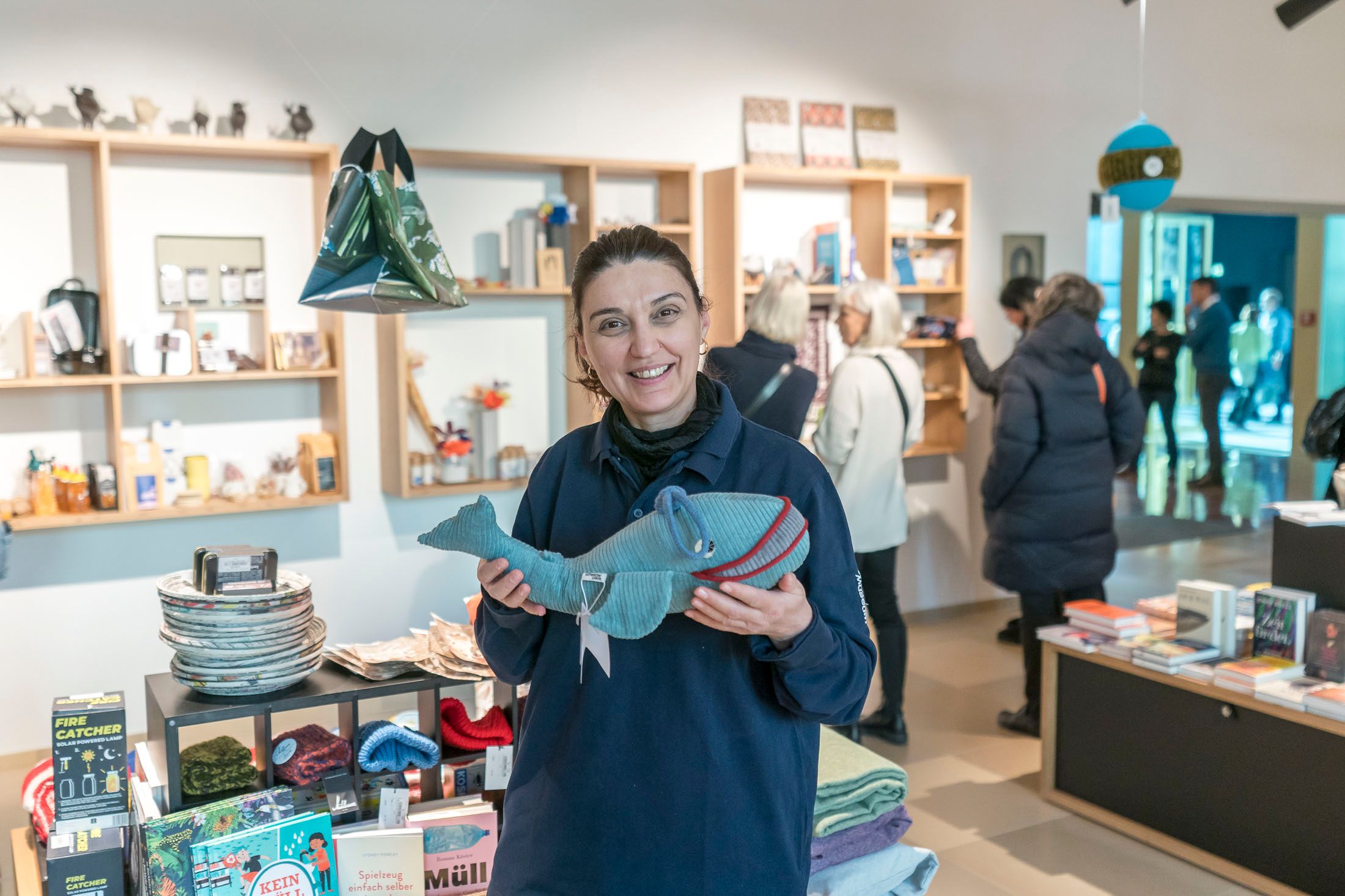 Mitarbeiterin Georgeta präsentiert Bestseller 