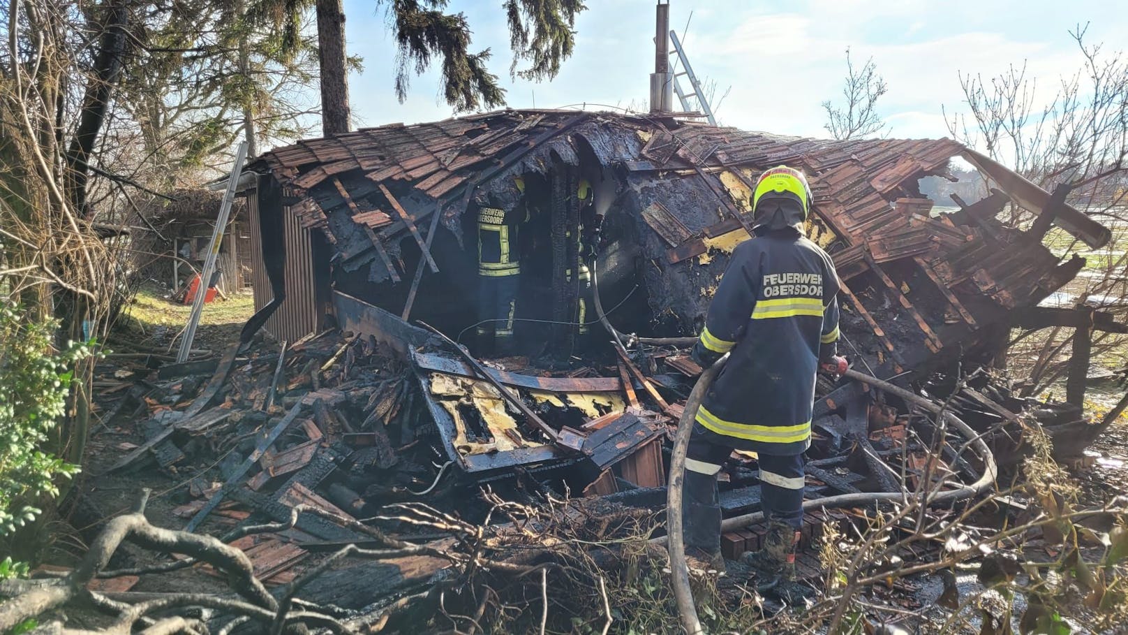 Die Polizei ermittelt nach Brand in einer Saunahütte.