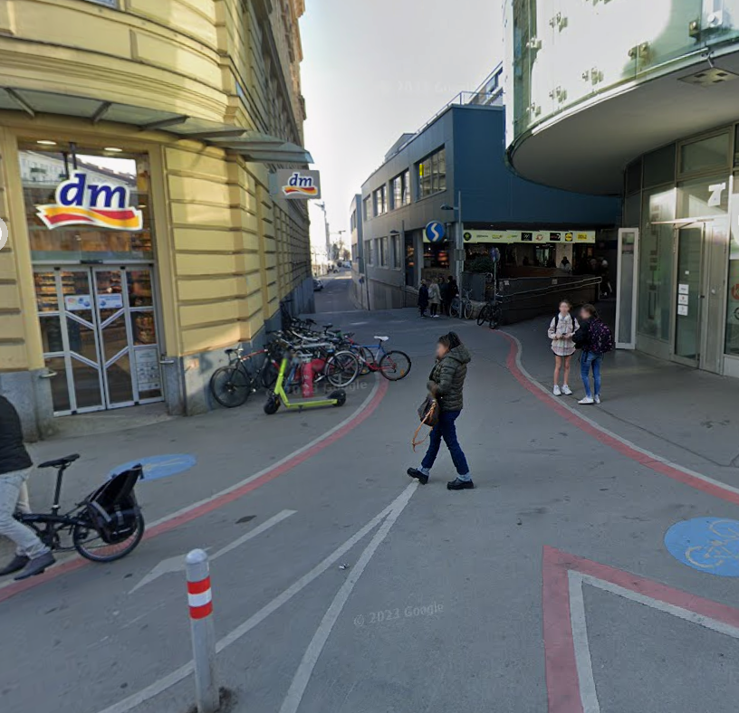 Blick auf den Zugang zum Bahnhof Rennweg in Wien-Landstraße.