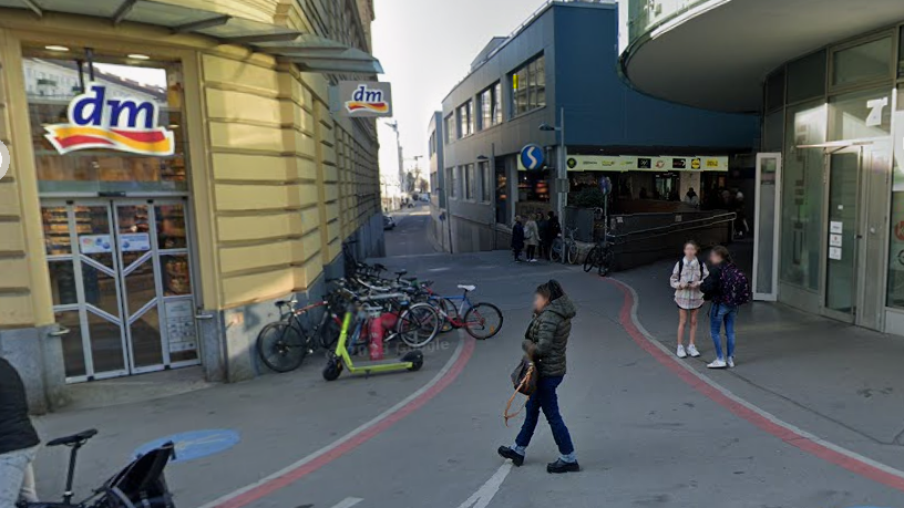 Blick auf den Zugang zum Bahnhof Rennweg in Wien-Landstraße.