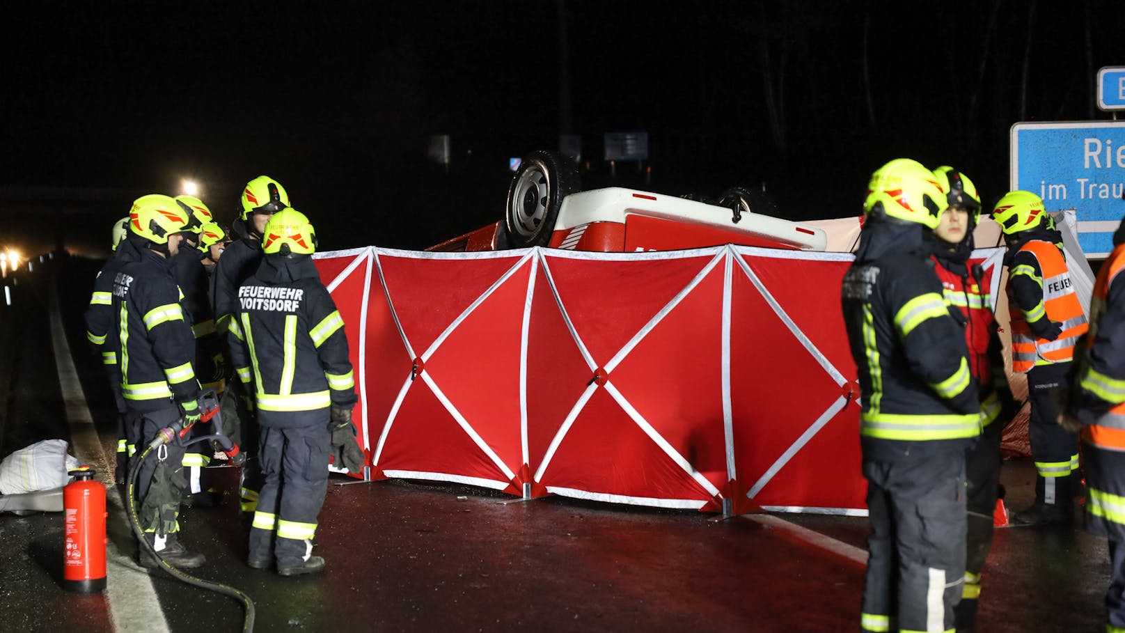 Einen Schwerverletzten hat in der Nacht auf Freitag ein Unfall eines Einsatzfahrzeuges auf der A9 Pyhrnautobahn bei Ried im Traunkreis (Bezirk Kirchdorf an der Krems) gefordert.