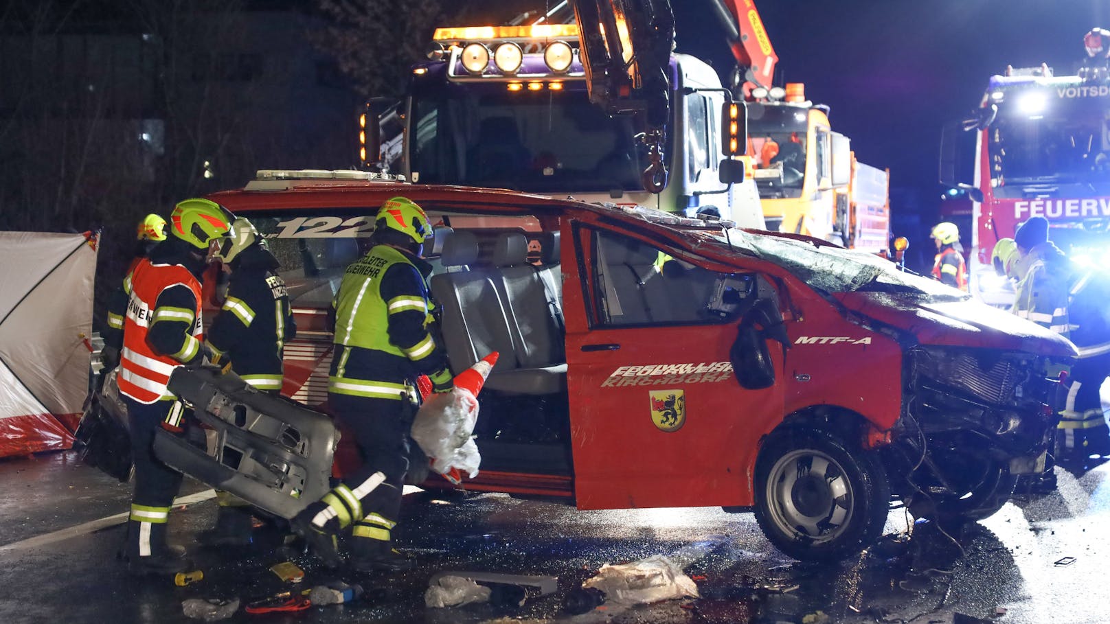 Einen Schwerverletzten hat in der Nacht auf Freitag ein Unfall eines Einsatzfahrzeuges auf der A9 Pyhrnautobahn bei Ried im Traunkreis (Bezirk Kirchdorf an der Krems) gefordert.