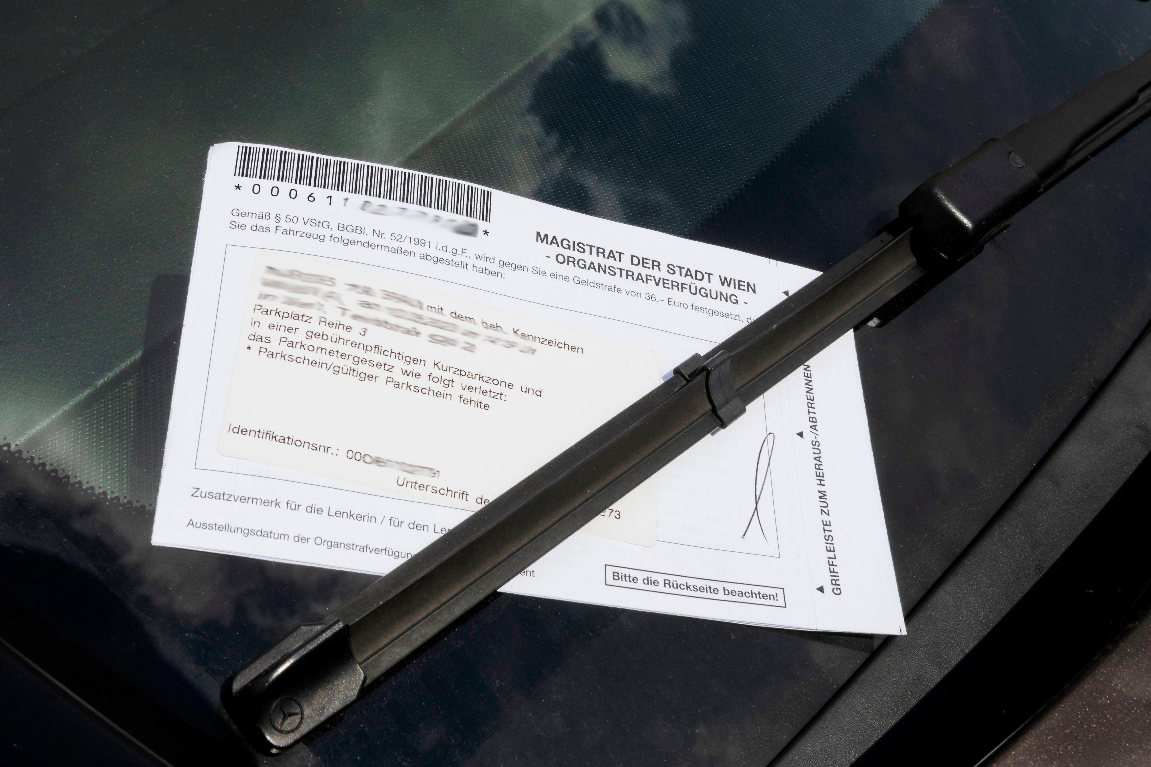 Wer Kurzparkzonen ignoriert, zahlt. Im Bild eine Organstrafverfügung für einen Wiener Falschparker.
