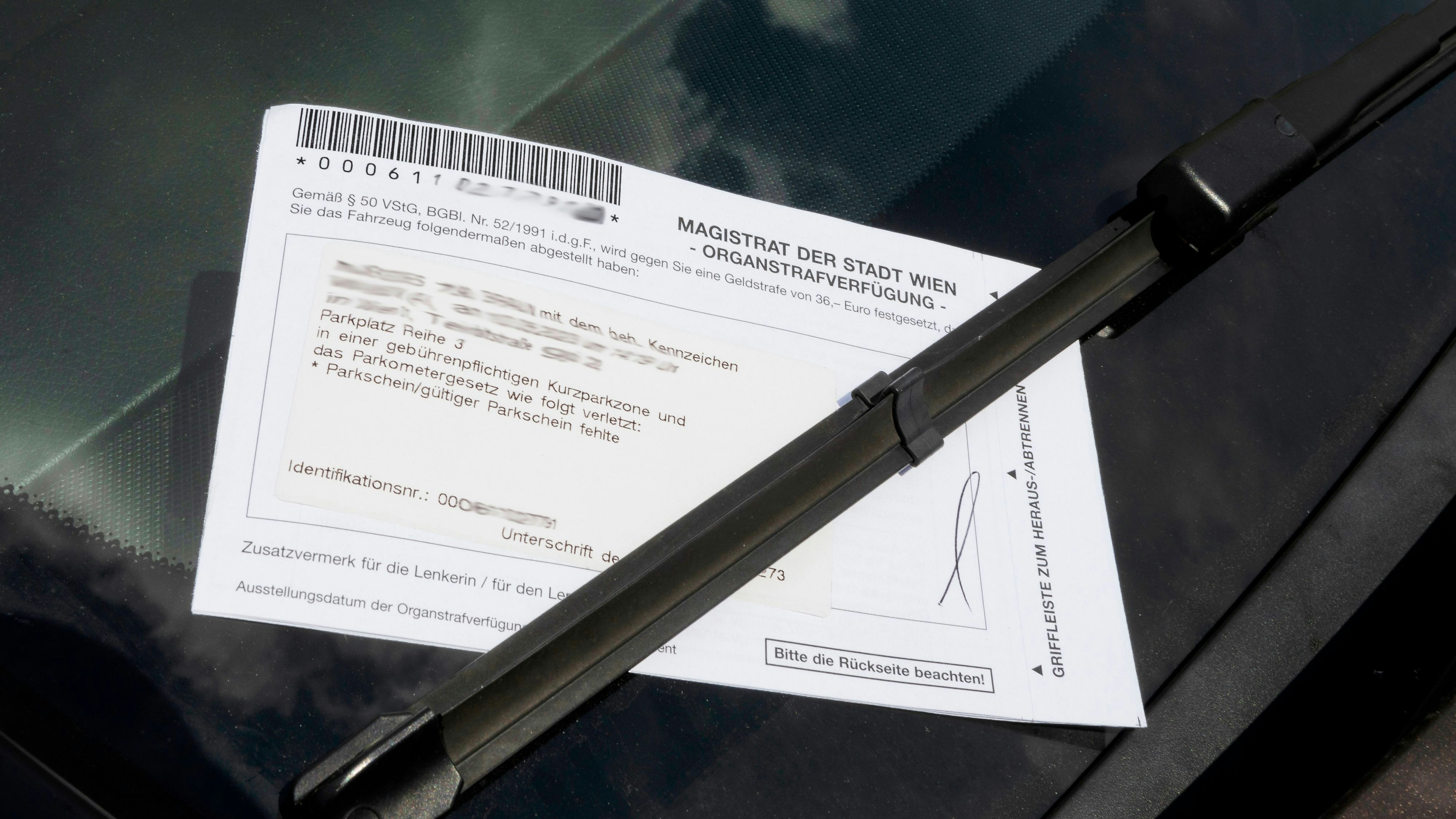 Wer Kurzparkzonen ignoriert, zahlt. Im Bild eine Organstrafverfügung für einen Wiener Falschparker.