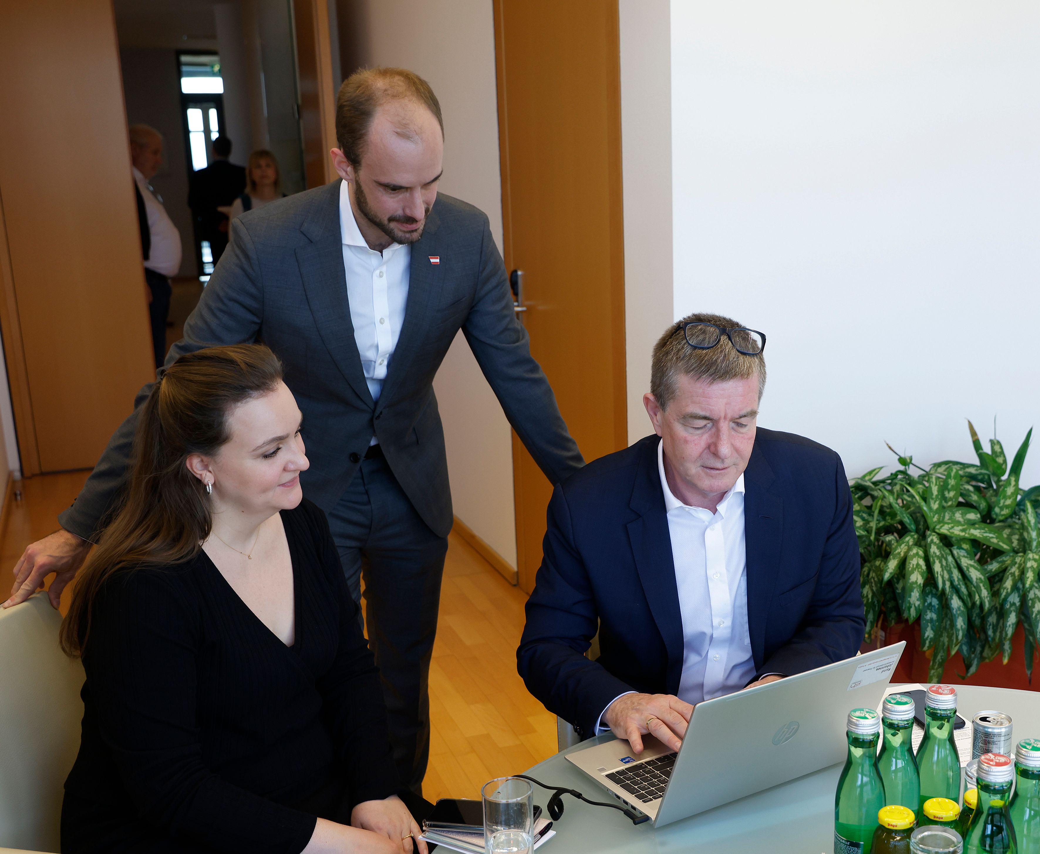 Digital-Staatssekretär Florian Tursky lud interessierte Bürger in sein Büro und half persönlich beim Umstieg auf die neue D-Austria.