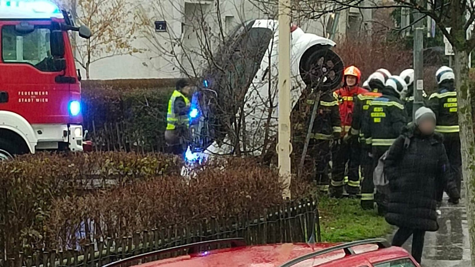 Wienerin crasht Moped-Auto und bliebt in Luft hängen