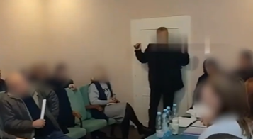 Ein Video zeigt, wie ein Abgeordneter eines Dorfrats drei Granaten im Sitzungszimmer zündet.