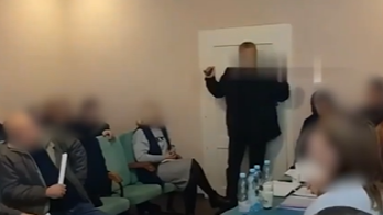 Ein Video zeigt, wie ein Abgeordneter eines Dorfrats drei Granaten im Sitzungszimmer zündet.