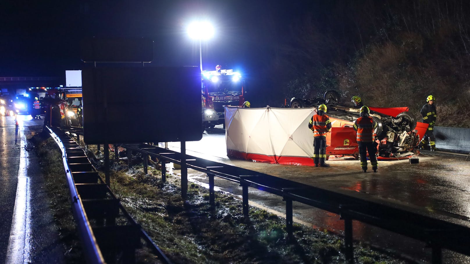 Einen Schwerverletzten hat in der Nacht auf Freitag ein Unfall eines Einsatzfahrzeuges auf der A9 Pyhrnautobahn bei Ried im Traunkreis (Bezirk Kirchdorf an der Krems) gefordert.