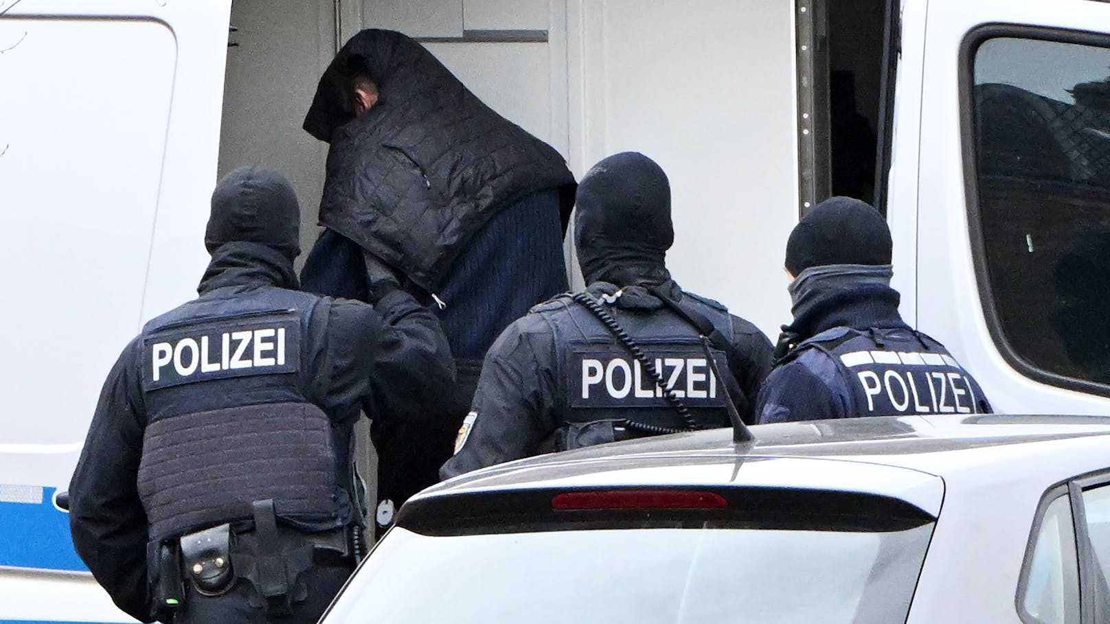 Wie die oberste deutsche Anklagebehörde am Donnerstag in Karlsruhe mitteilte, geht es um Waffen, die für mögliche Anschläge auf jüdische Einrichtungen in Europa bereitgehalten werden sollten.