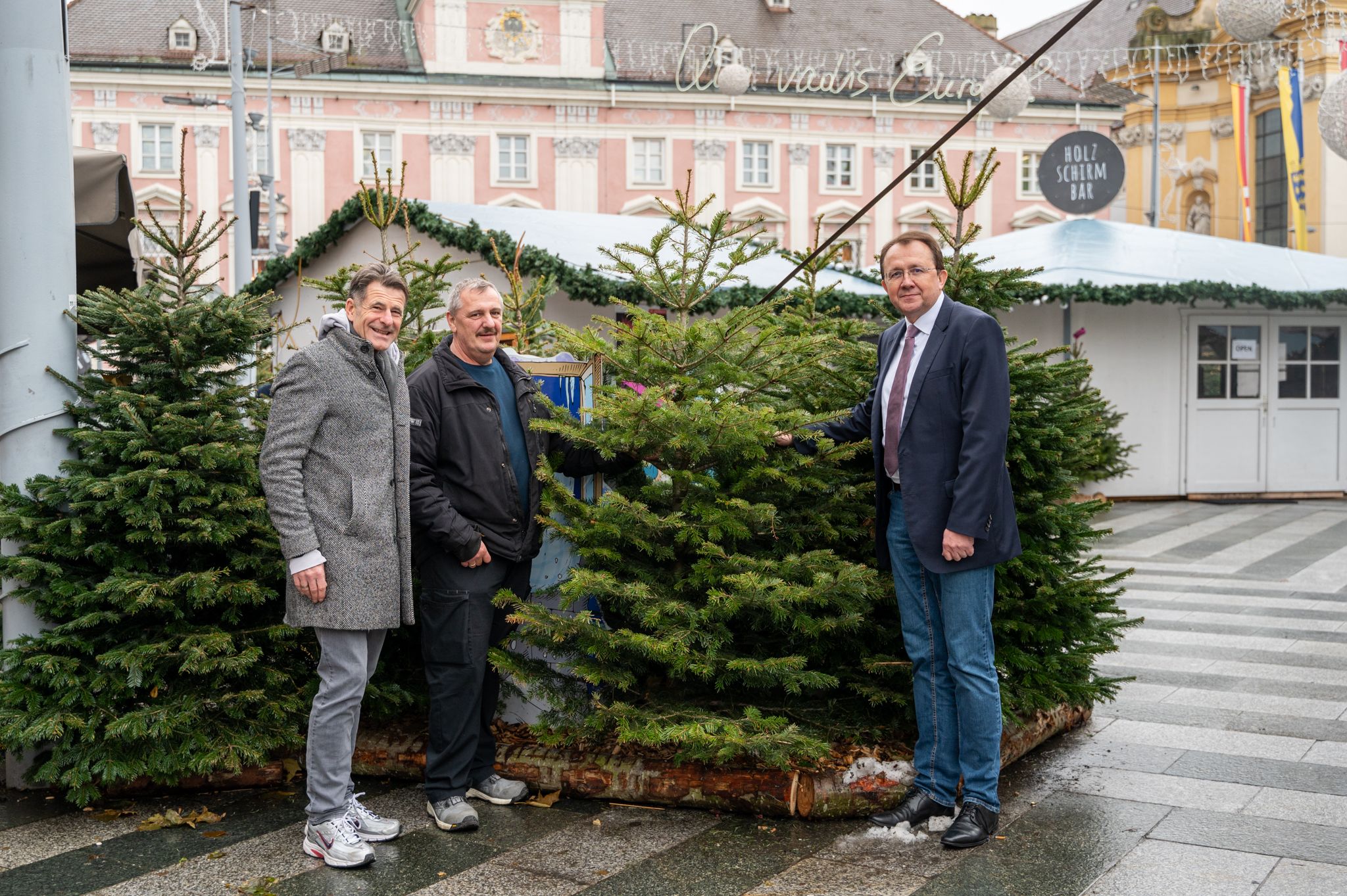 Christkindlmarkt-Projektleiter Dietmar Zeiss, soogut Sozialmarkt St. Pölten-Leiter Jürgen Pomberger und Bürgermeister Matthias Stadler.
