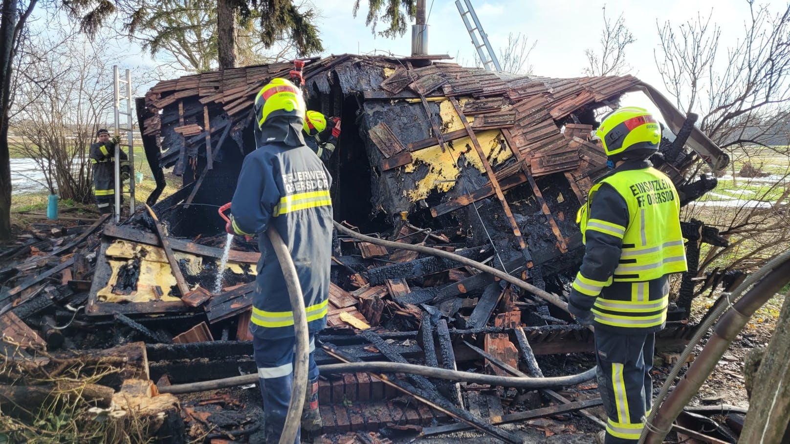 Nach dem Brand einer Saunahütte in Wolkersdorf im Weinviertel ist eine Leiche entdeckt worden.