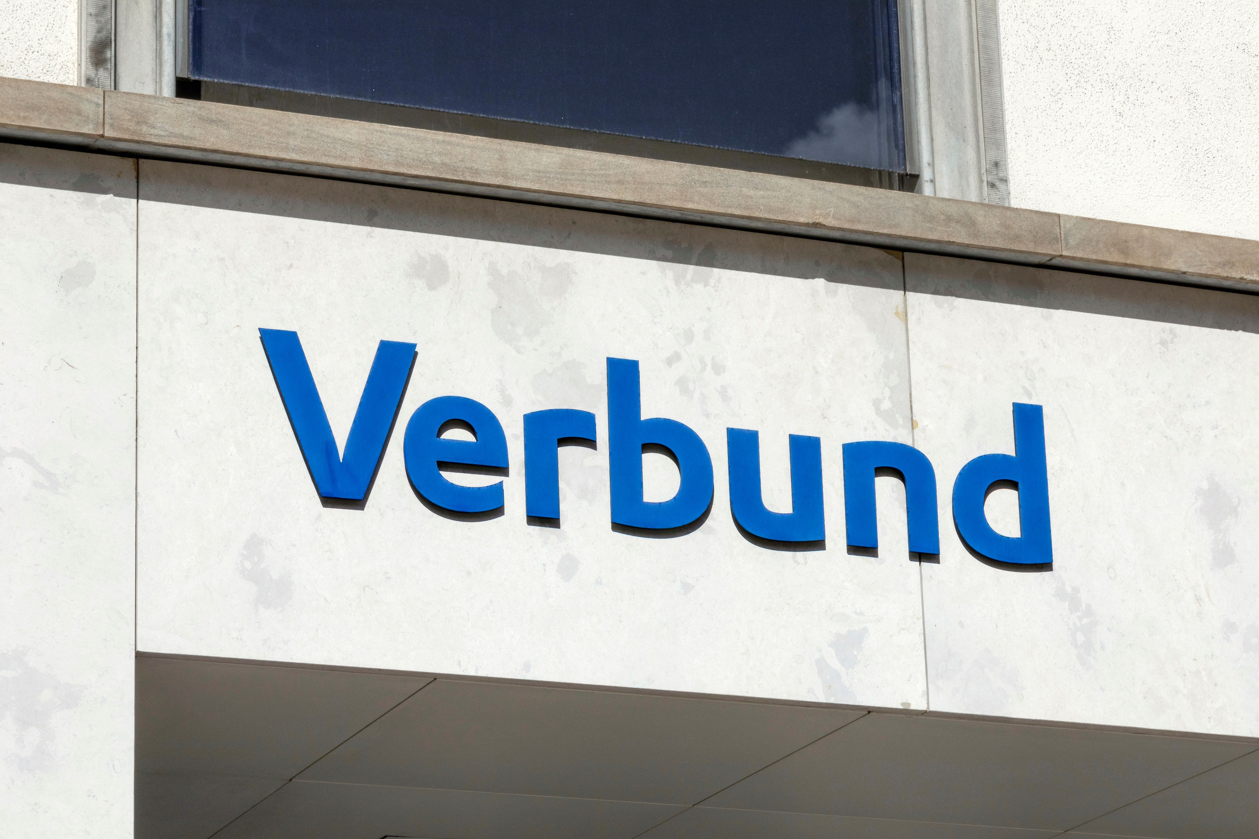 Logo der Verbund AG auf der Firmenzentrale in Wien. Archivbild.