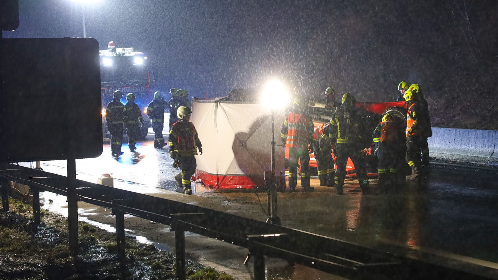 Einen Schwerverletzten hat in der Nacht auf Freitag ein Unfall eines Einsatzfahrzeuges auf der A9 Pyhrnautobahn bei Ried im Traunkreis (Bezirk Kirchdorf an der Krems) gefordert.