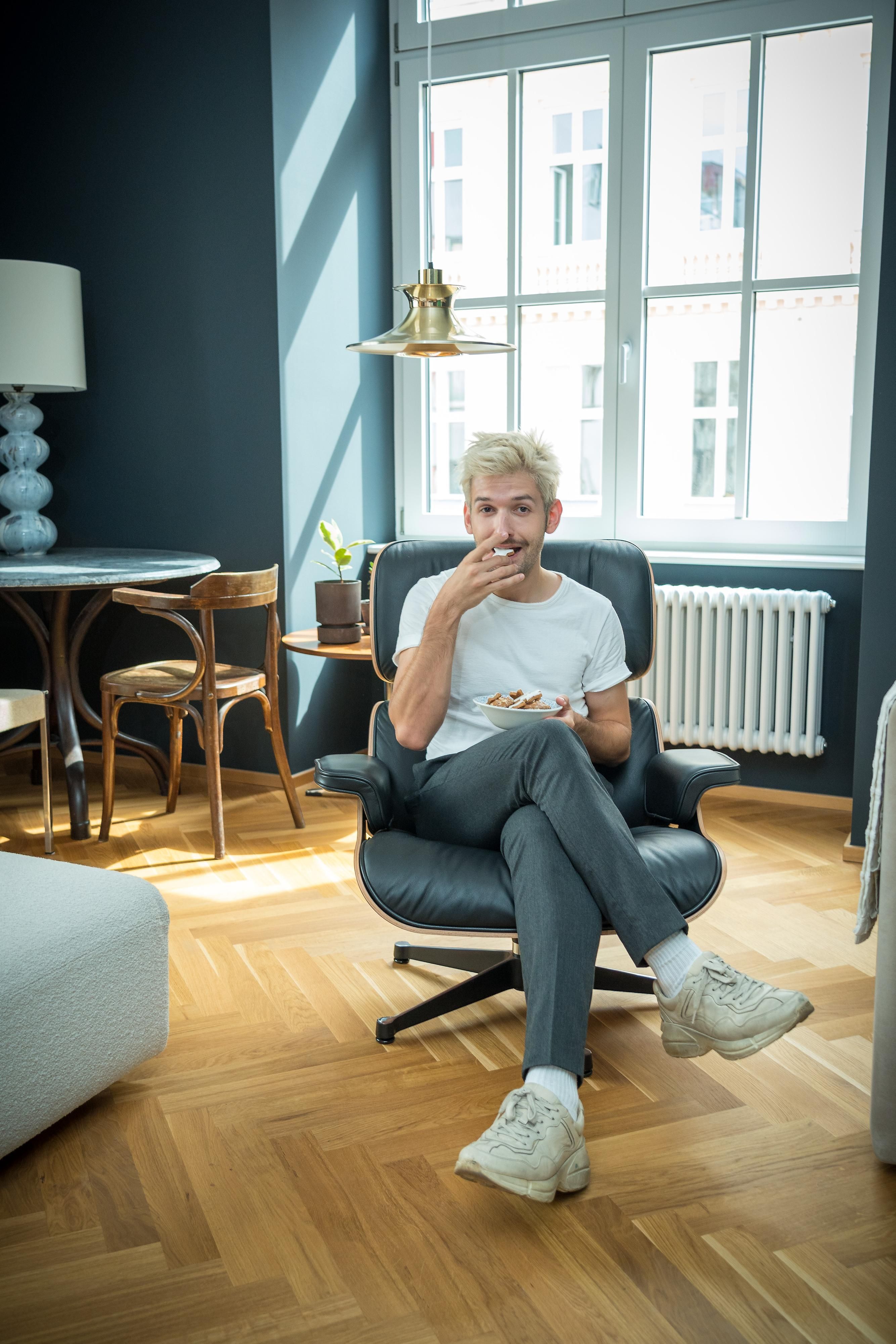 Michi Buchinger bleibt zur Weihnachtszeit lieber in seiner schicken Altbauwohnung. 