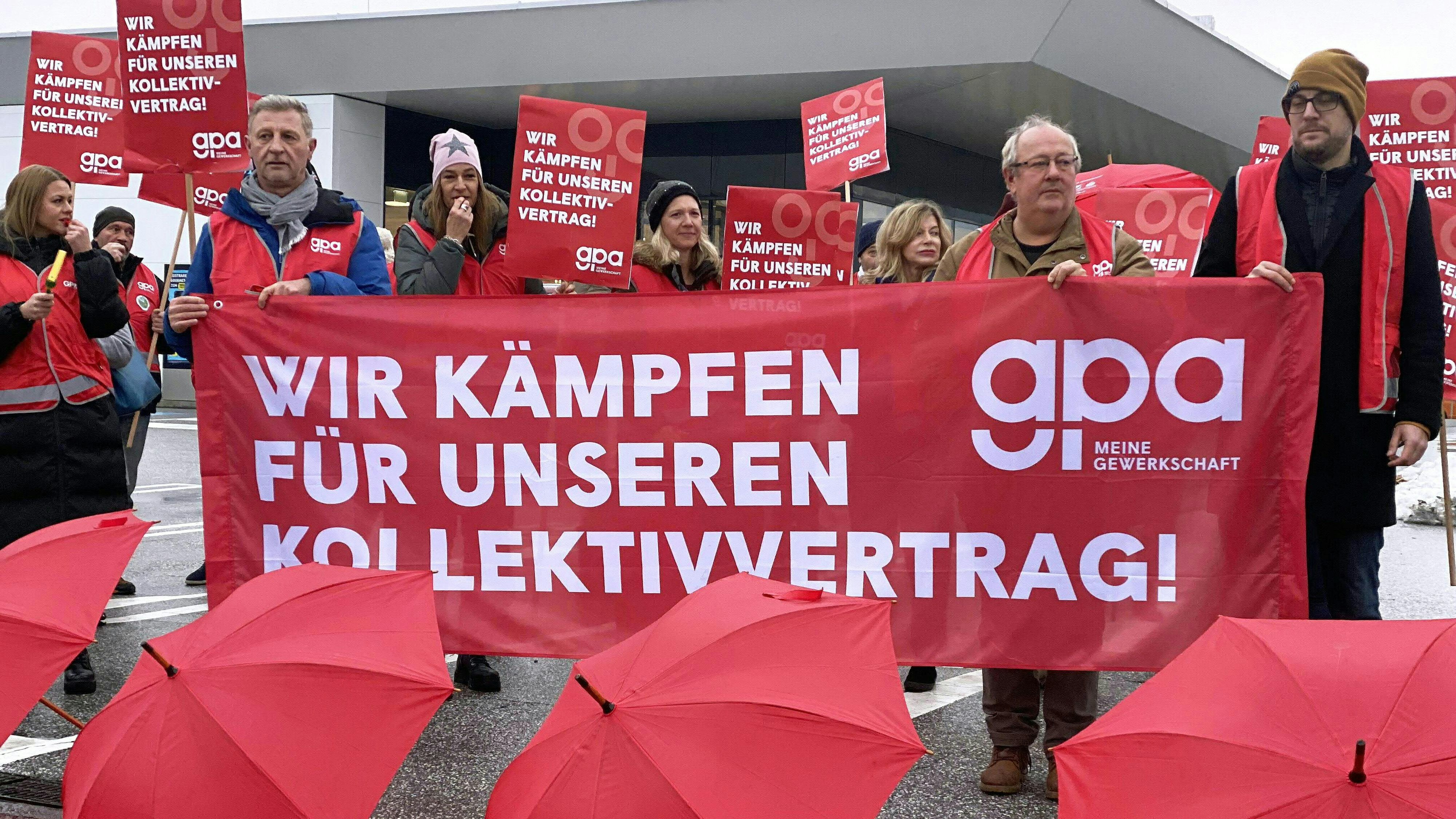 Download von www.picturedesk.com am 15.12.2023 (08:20).  ABD0012_20231214 - INNSBRUCK - ÖSTERREICH: Kundgebung des ÖGB Tirol zum Thema "Streik der Handelsangestellten", anl. eines Warnstreiks am Donnerstag, 14. Dezember 2023, vor der 6. KV-Verhandlungsrunde, in Innsbruck. - FOTO: APA/MATTHIAS BLIEM-SAUERMANN - 20231214_PD1755 - Rechteinfo: Rights Managed (RM)