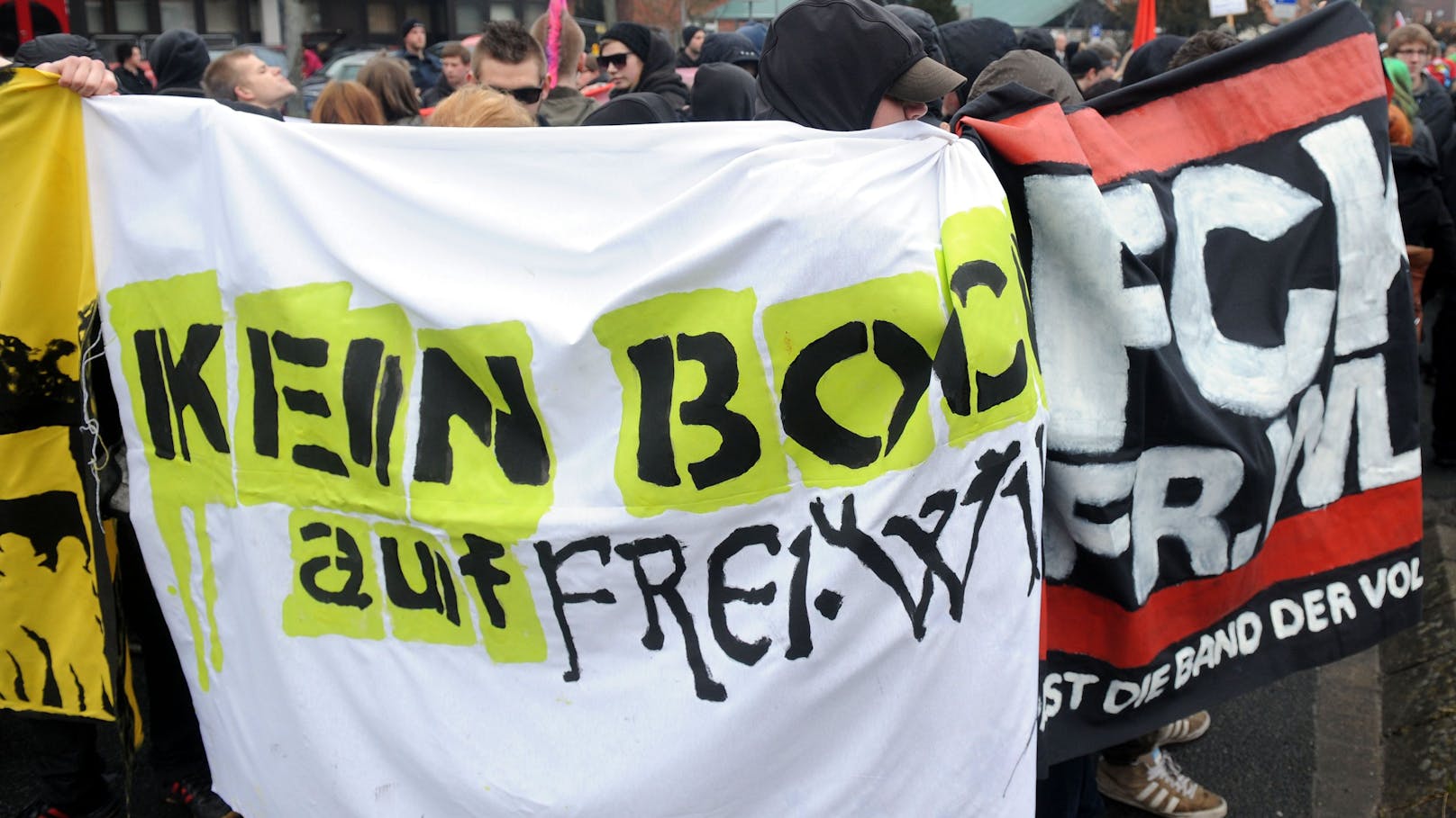 Die Band war lange Zeit umstritten. Hier wird auf einer Kundgebung im Graz im Jahr 2013 gegen Frei.Wild demonstriert.