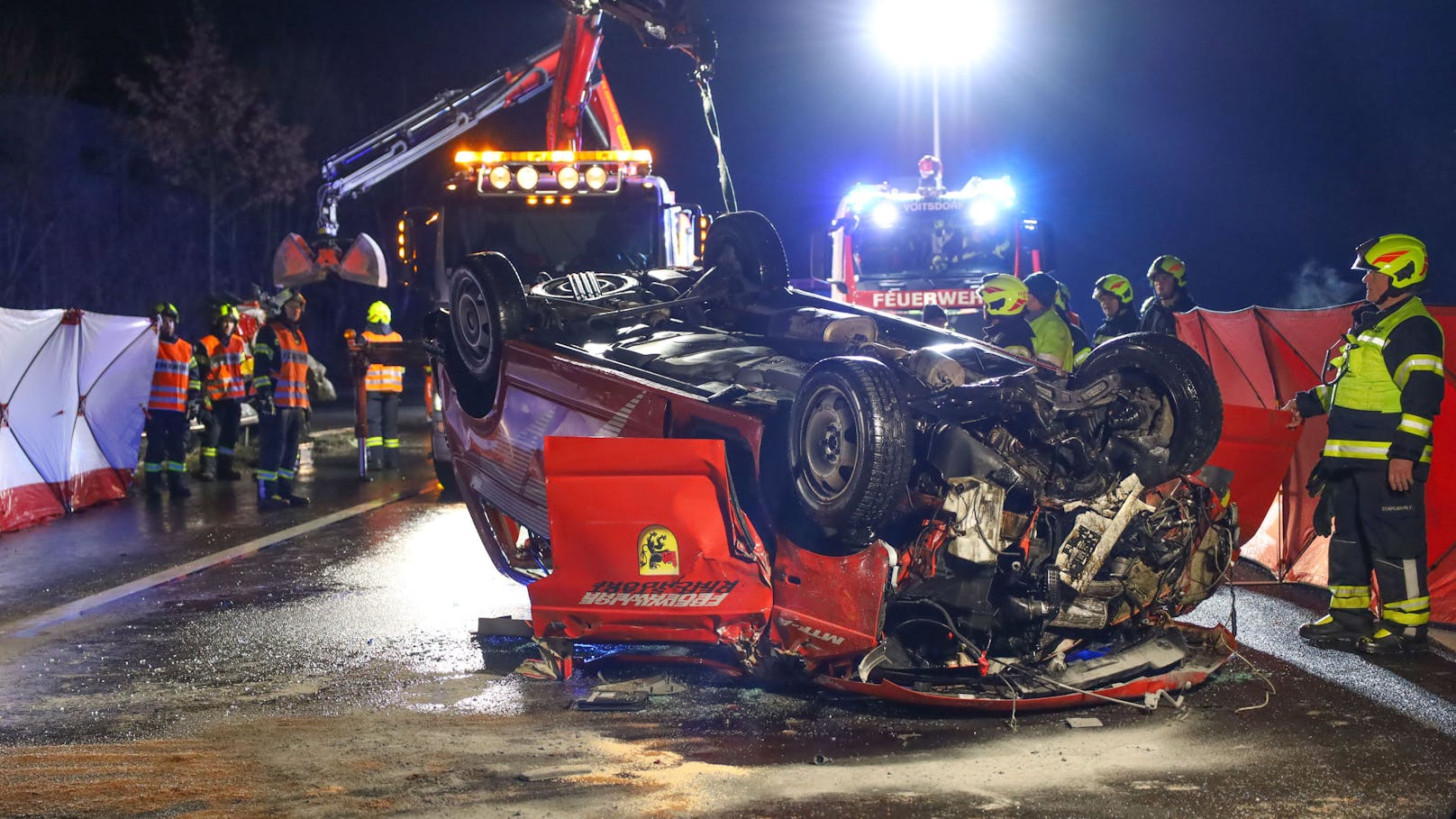 Einen Schwerverletzten hat in der Nacht auf Freitag ein Unfall eines Einsatzfahrzeuges auf der A9 Pyhrnautobahn bei Ried im Traunkreis (Bezirk Kirchdorf an der Krems) gefordert.