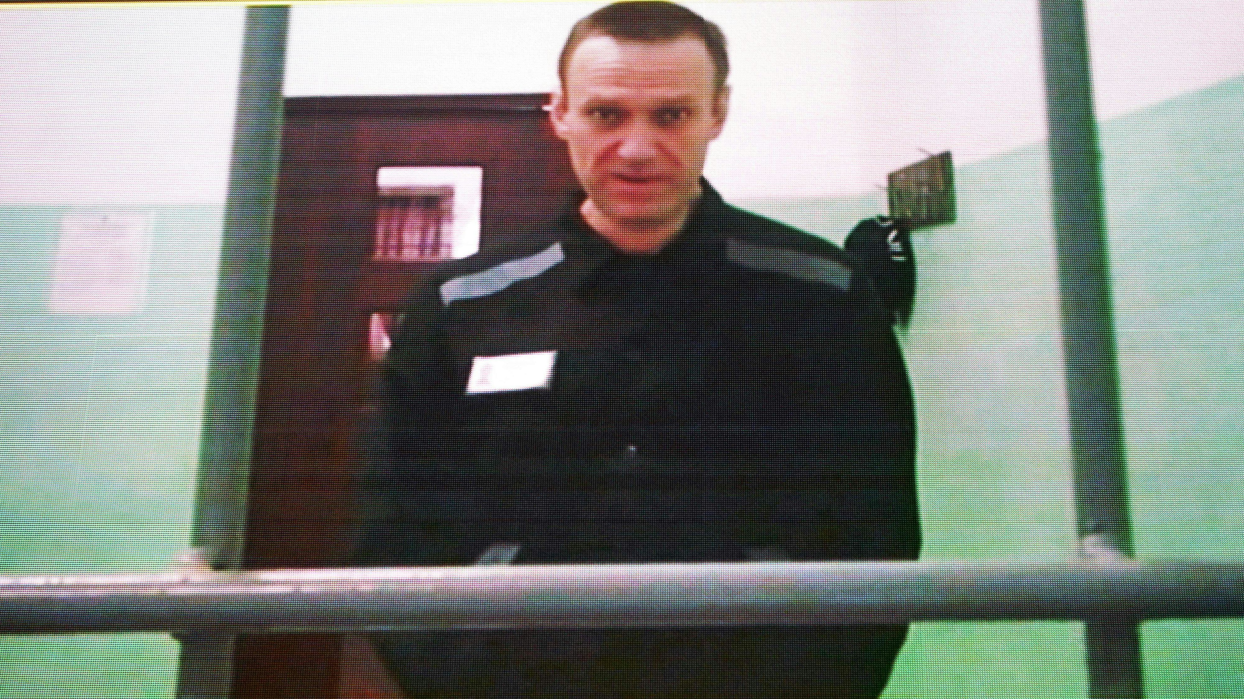 Download von www.picturedesk.com am 15.12.2023 (15:04).  (FILES) Jailed Russian opposition figure Alexei Navalny is seen on a screen via a video link from his penal colony during court hearings over the extremism criminal case against him at the Russia's Supreme Court in Moscow on June 22, 2023. Russia has brought fresh charges against Alexei Navalny, the country's top opposition politician already serving a 19-year sentence, he said on December 1, 2023, as Moscow intensifies its crackdown on dissent amid the Ukraine offensive. Navalny galvanised huge nationwide protests in Russia before he was jailed in 2021 on fraud charges after returning from Germany, where he was recovering from a poison attack that he and independent investigators say was carried out by the Russian state. Authorities have now accused him of vandalism, which could add up to another three years to his sentence, Navalny said, citing a letter he had received from Russia's Investigative Committee in prison. (Photo by Natalia KOLESNIKOVA / AFP) - 20230622_PD26522 - Rechteinfo: Rights Managed (RM) Nur für redaktionelle Nutzung! Werbliche Nutzung erfordert Freigabe: bitte schicken Sie uns eine Anfrage.