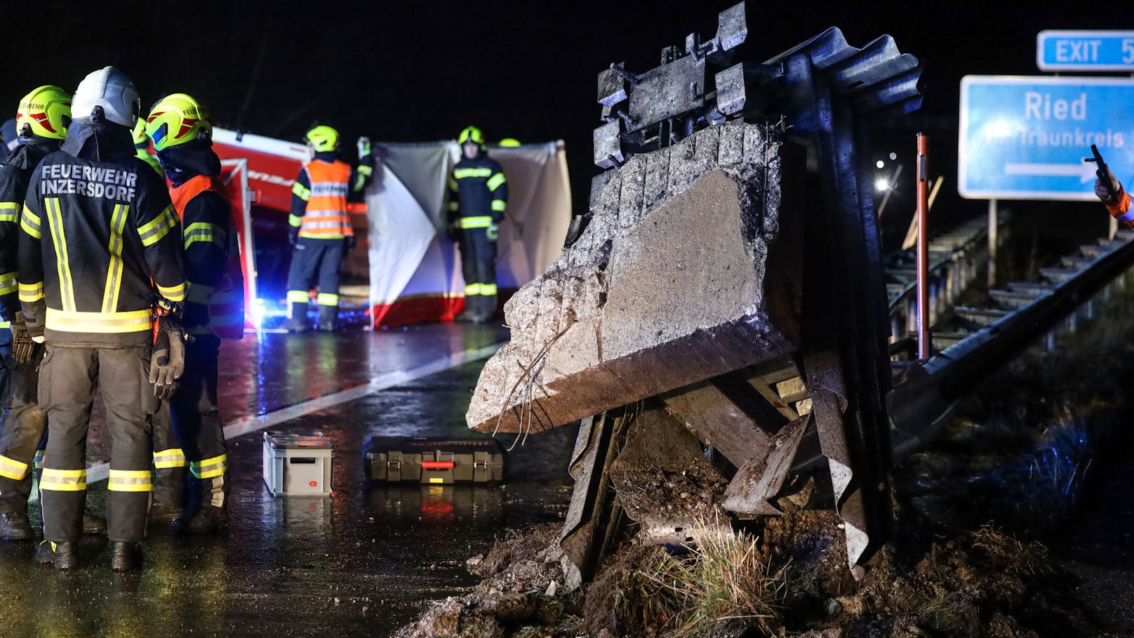 Einen Schwerverletzten hat in der Nacht auf Freitag ein Unfall eines Einsatzfahrzeuges auf der A9 Pyhrnautobahn bei Ried im Traunkreis (Bezirk Kirchdorf an der Krems) gefordert.