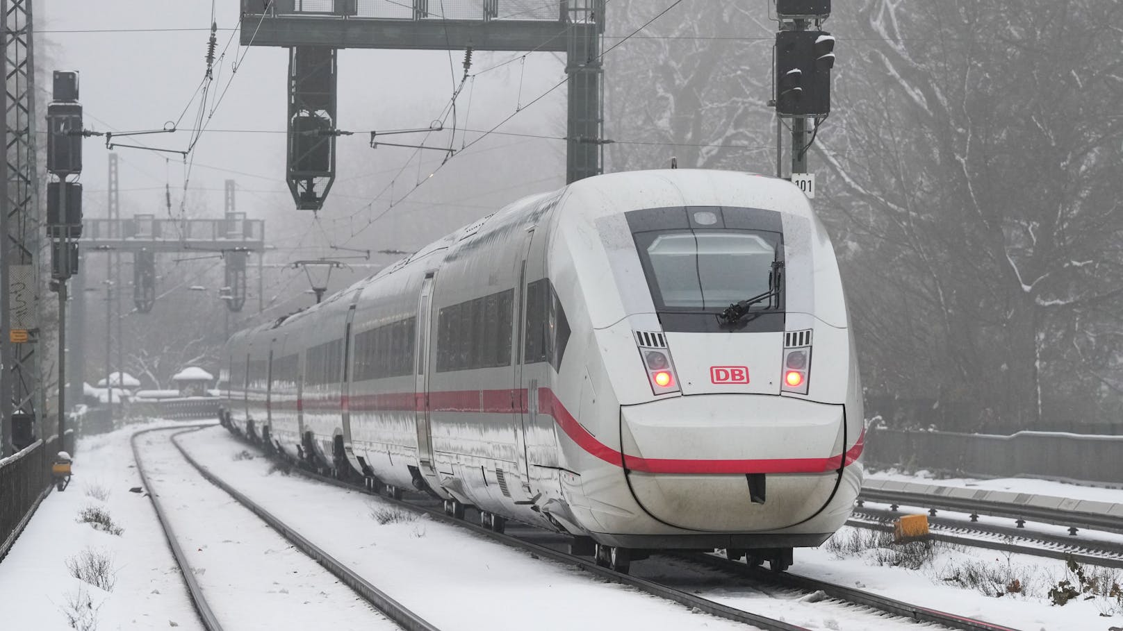Die veralten Bahnsteige sind zu niedrig für die hochmodernen Triebwagen aus Deutschland