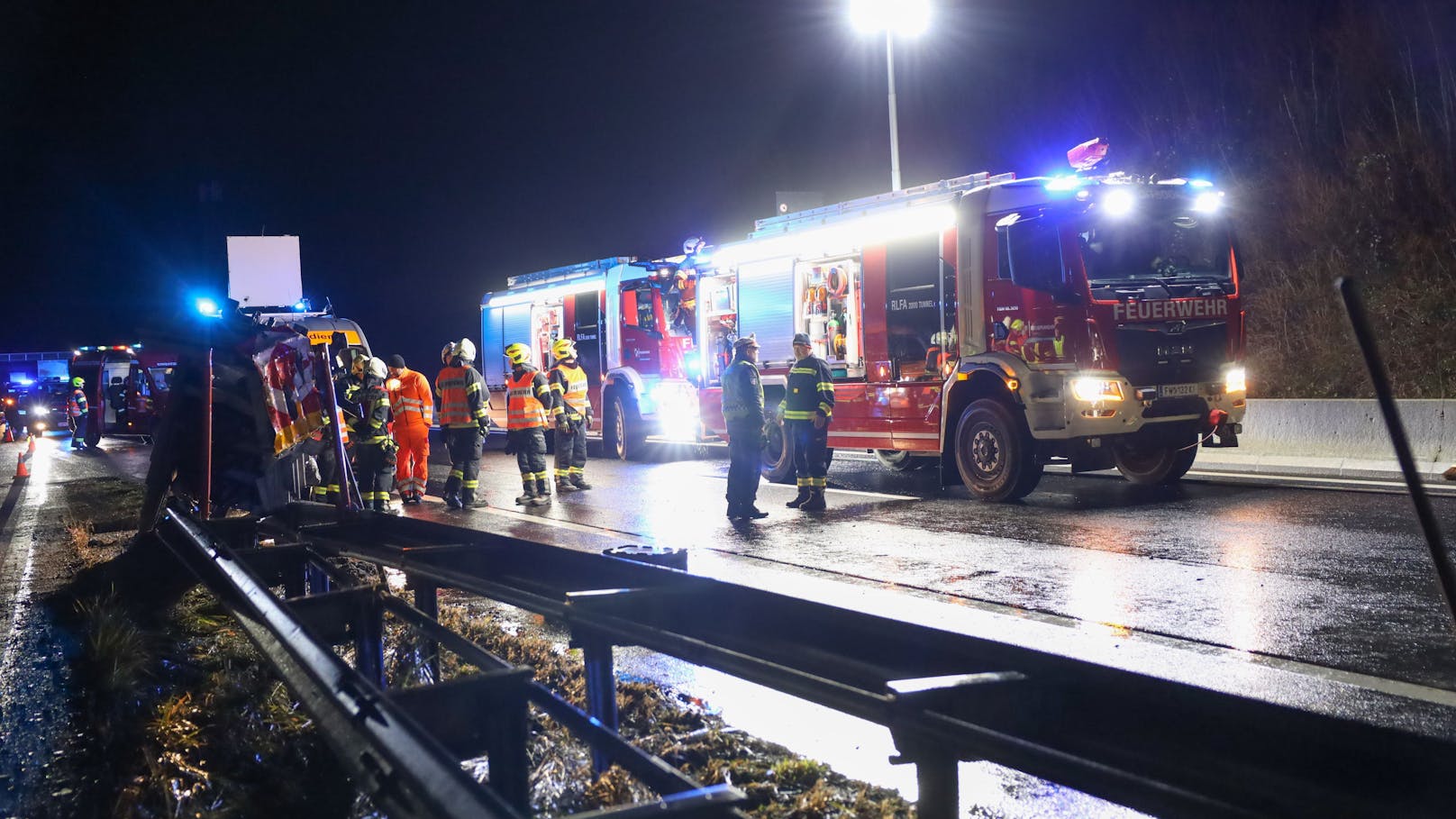 Einen Schwerverletzten hat in der Nacht auf Freitag ein Unfall eines Einsatzfahrzeuges auf der A9 Pyhrnautobahn bei Ried im Traunkreis (Bezirk Kirchdorf an der Krems) gefordert.