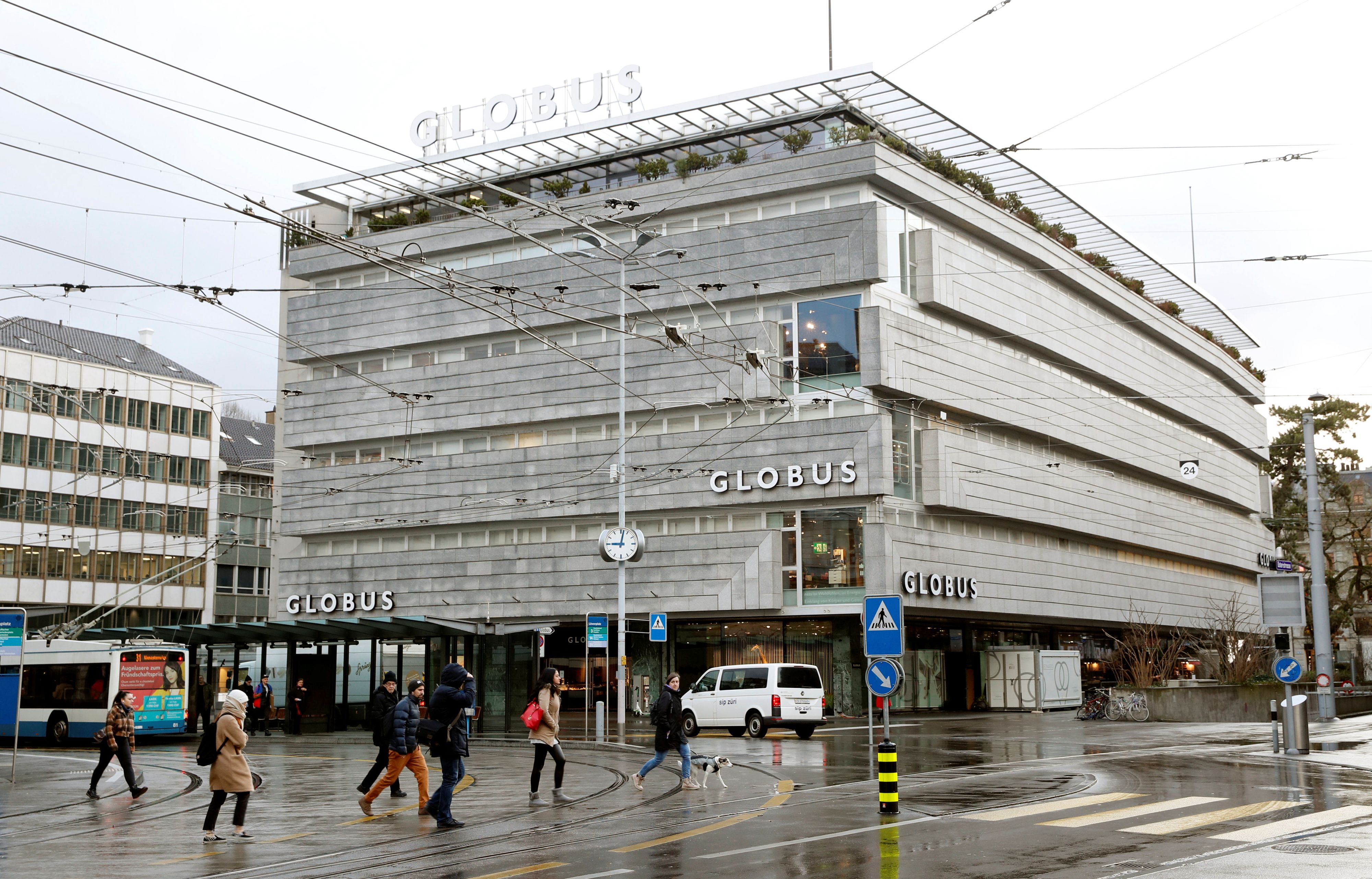 Seit über 100 Jahren residiert Globus am Zürcher Löwenplatz. Nun befindet sich der Besitzer des glitzernden Gebäudes aber in akuter Geldnot.