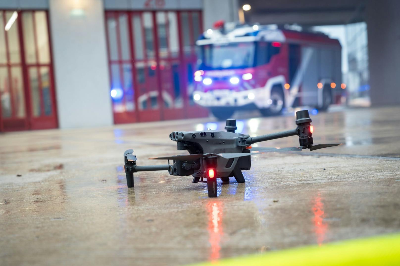 Die Berufsfeuerwehr Wien testet jetzt Drohnen bei ihren Einsätzen im Stadtgebiet.