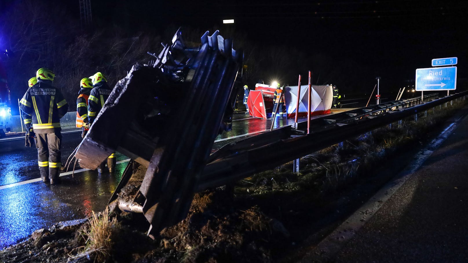 Einen Schwerverletzten hat in der Nacht auf Freitag ein Unfall eines Einsatzfahrzeuges auf der A9 Pyhrnautobahn bei Ried im Traunkreis (Bezirk Kirchdorf an der Krems) gefordert.