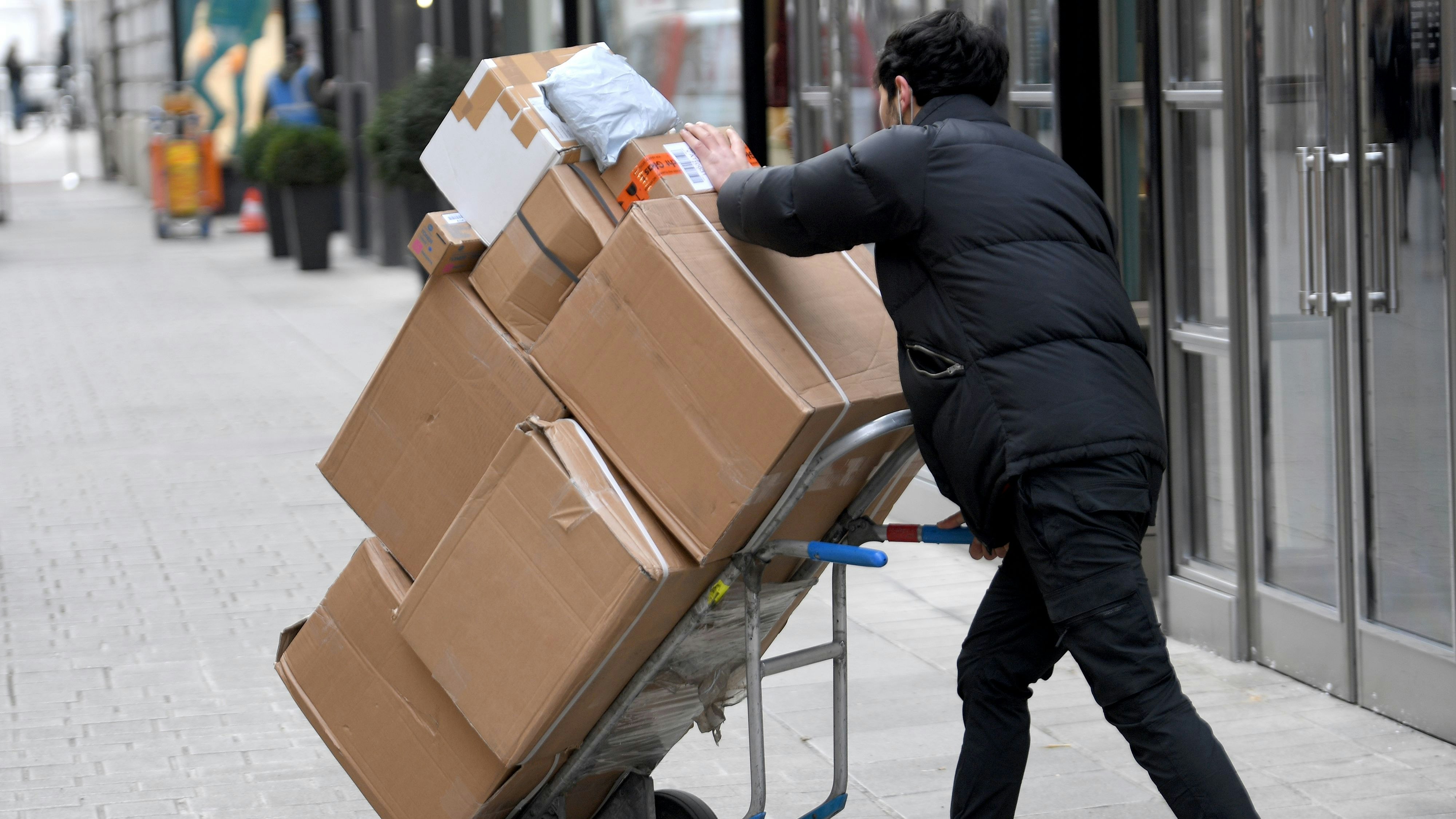 Die Gewerkschaft erneuert ihre langjährige Kritik an den Arbeitsbedingungen in der Paketbranche.