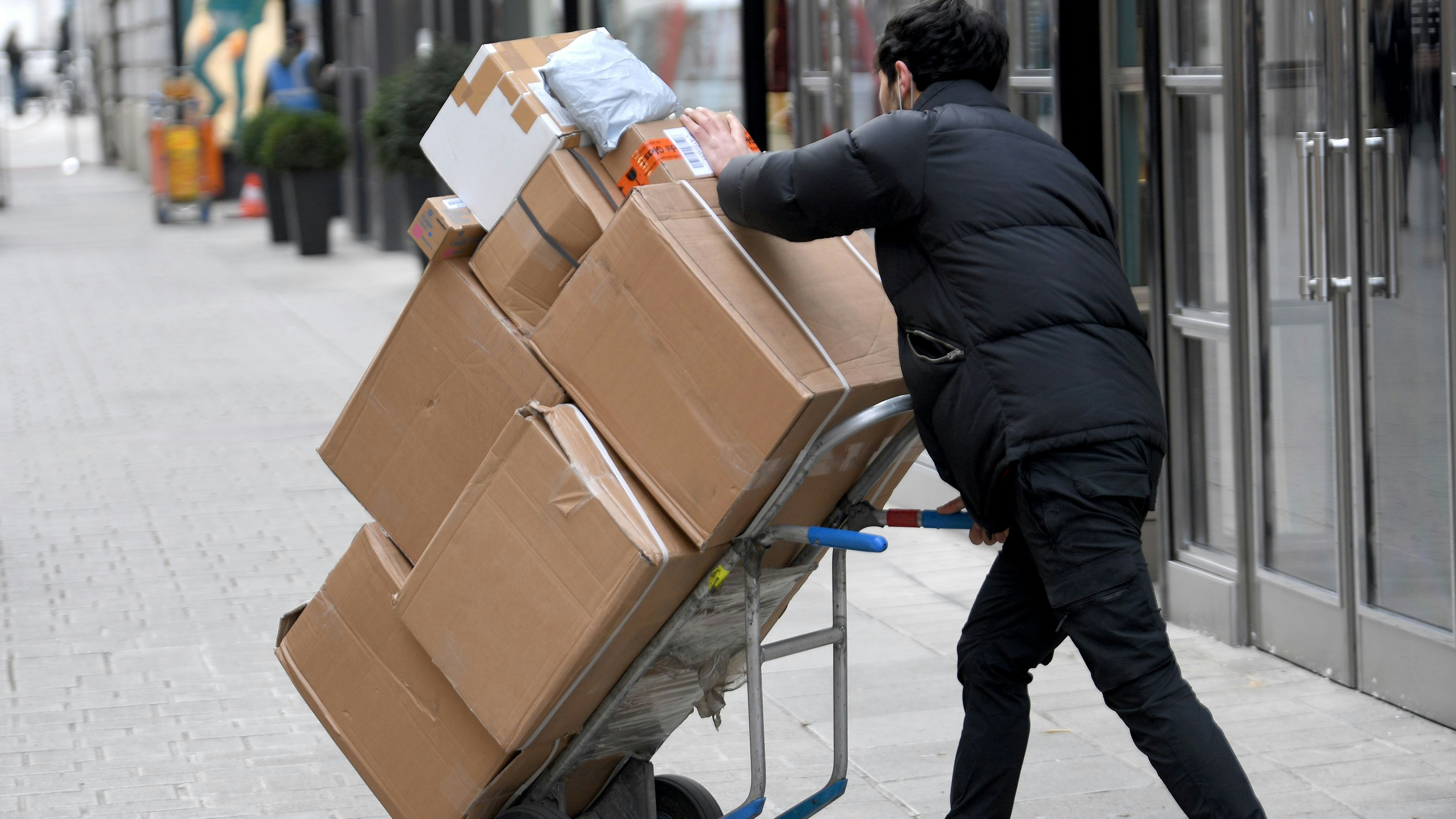Heute.at - Nach 15 Stunden Dienst – Mann soll 150 Pakete liefern