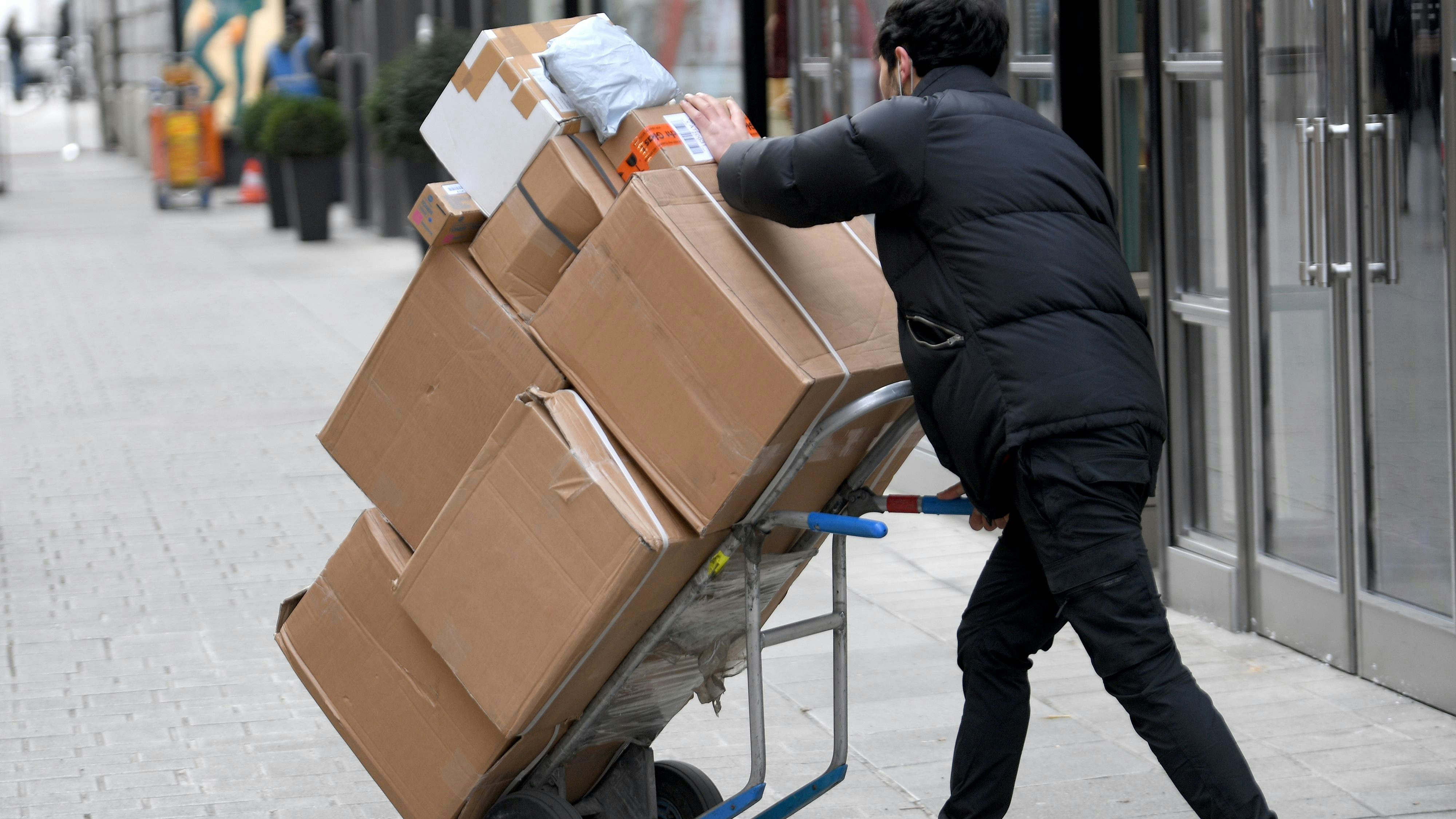 Die Gewerkschaft erneuert ihre langjährige Kritik an den Arbeitsbedingungen in der Paketbranche.