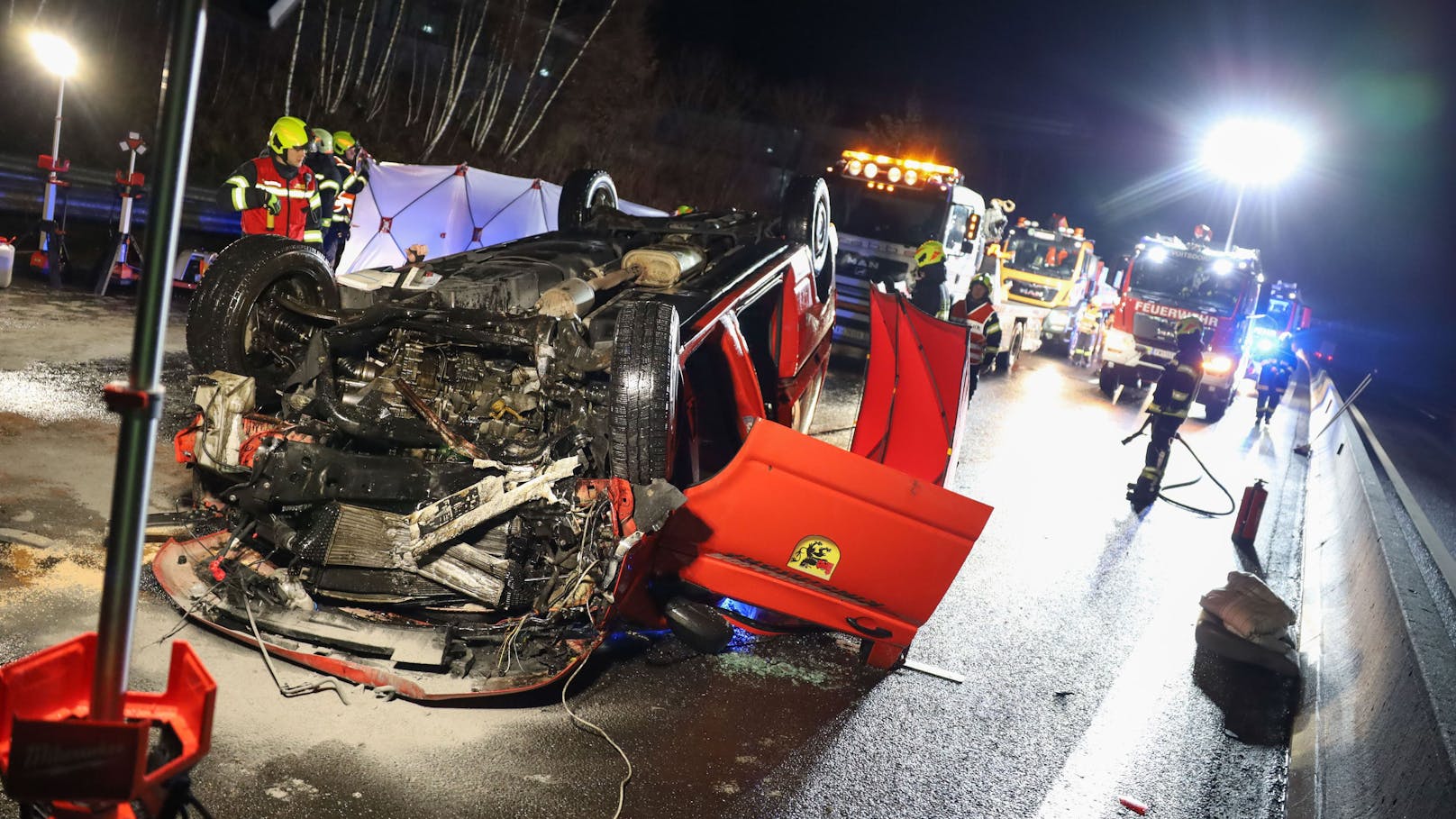 Einen Schwerverletzten hat in der Nacht auf Freitag ein Unfall eines Einsatzfahrzeuges auf der A9 Pyhrnautobahn bei Ried im Traunkreis (Bezirk Kirchdorf an der Krems) gefordert.