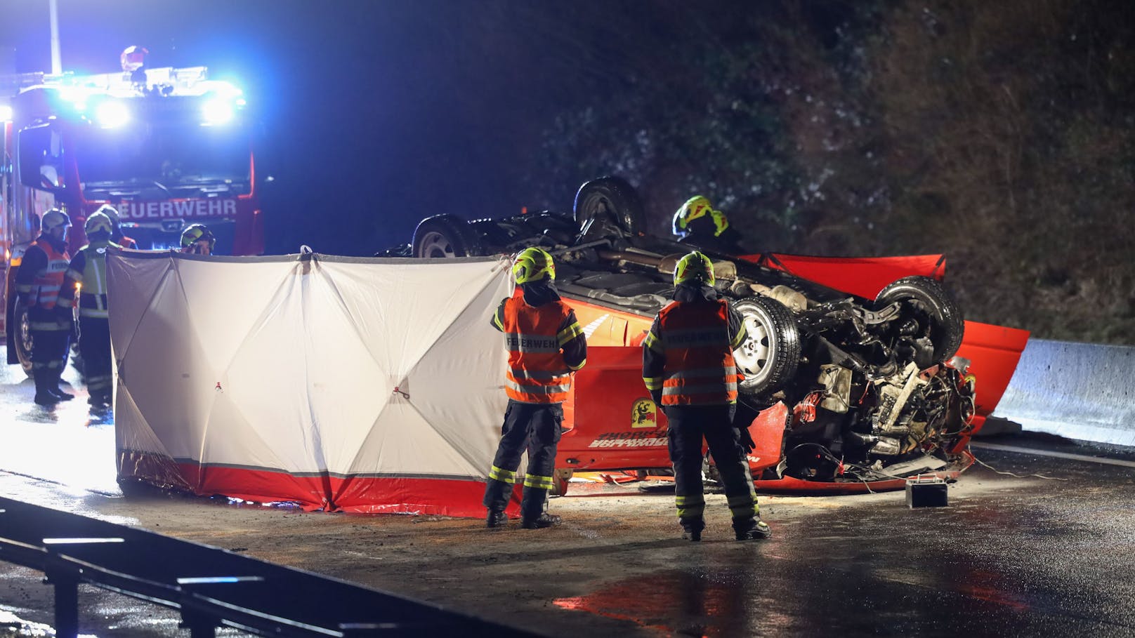 Einen Schwerverletzten hat in der Nacht auf Freitag ein Unfall eines Einsatzfahrzeuges auf der A9 Pyhrnautobahn bei Ried im Traunkreis (Bezirk Kirchdorf an der Krems) gefordert.