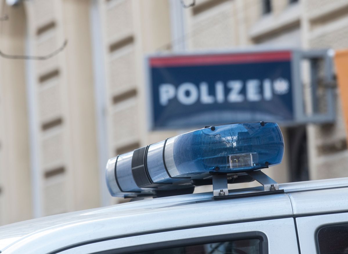 Die Polizei beteiligte sich mit Spürhunden bei der Suche. (Symbolbild)