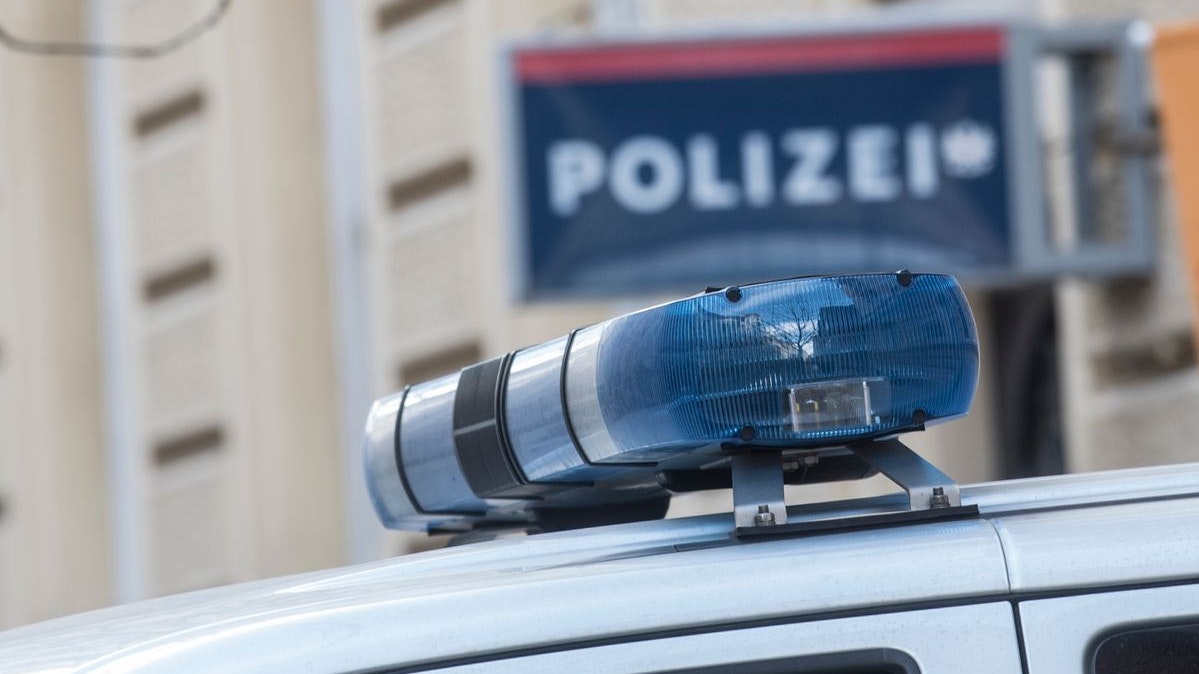Die Polizei beteiligte sich mit Spürhunden bei der Suche. (Symbolbild)