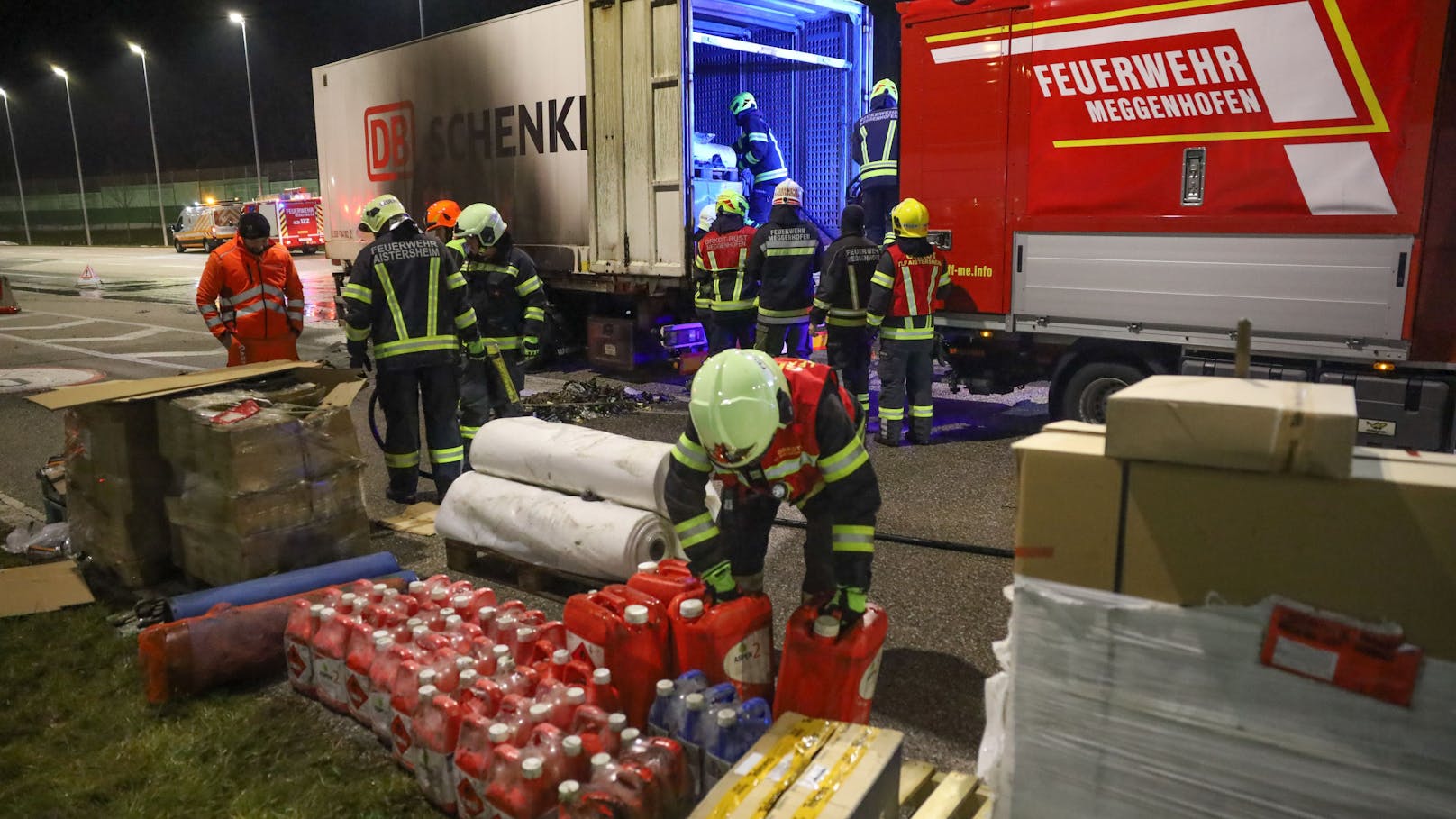 Drei Feuerwehren standen in der Nacht auf Samstag bei einem Brand eines LKW-Anhängers auf einem Kontrollplatz an der A8 Innkreisautobahn bei Kematen am Innbach (Bezirk Grieskirchen) im Einsatz.